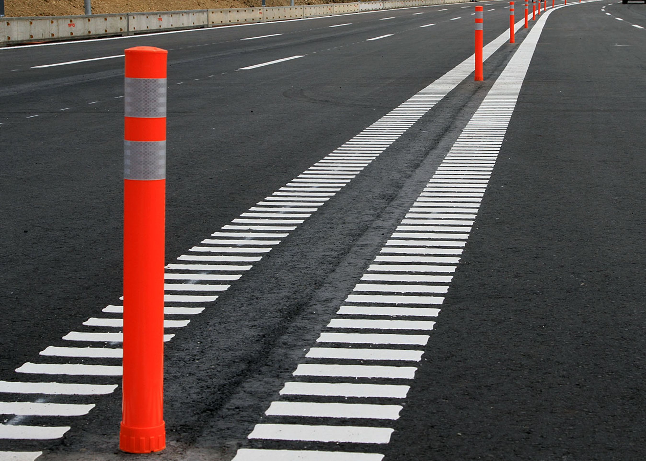 Midterrabatten er ca. en meter bred og har rumlestriber og bøjelige afmærkningspæle.