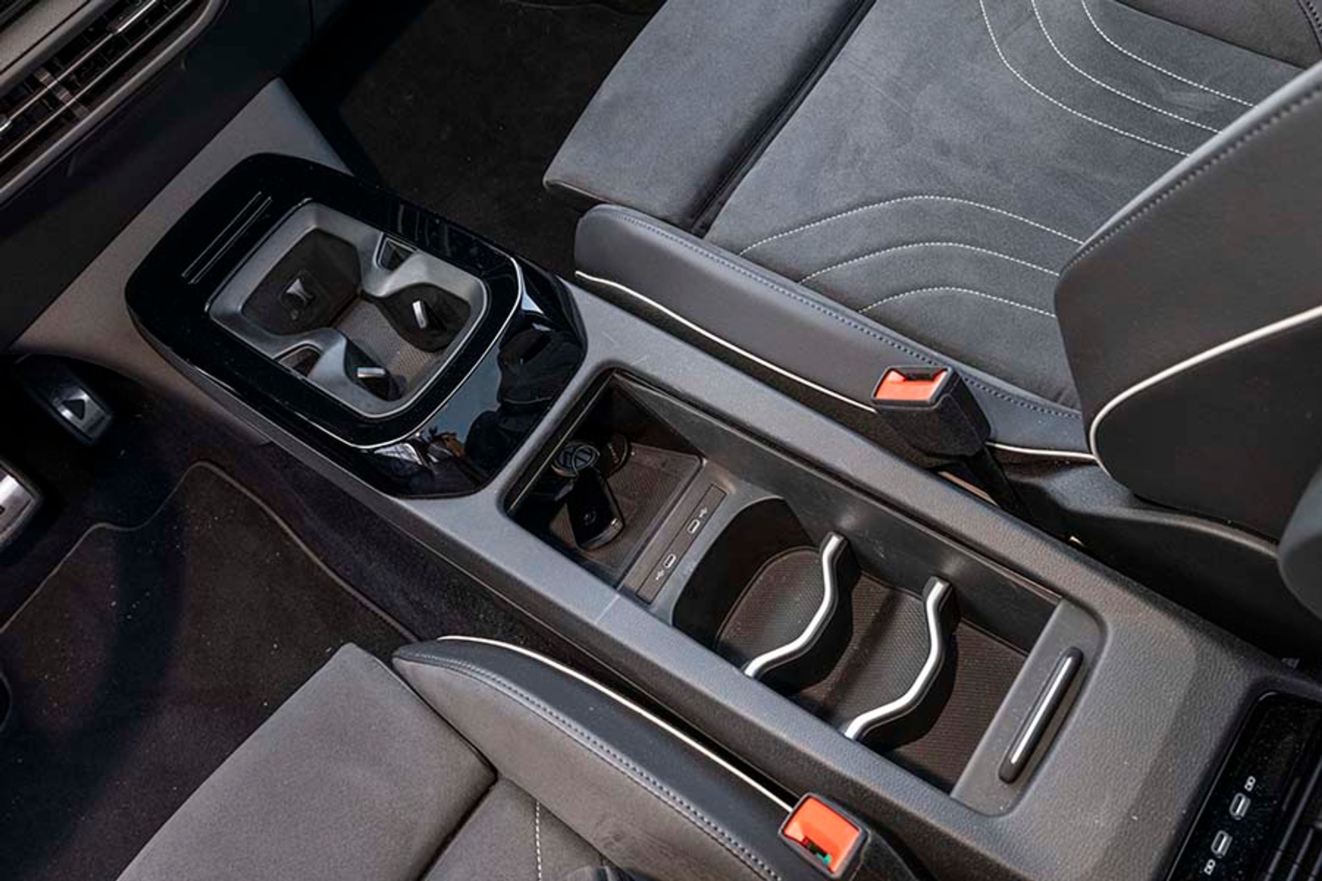 Mellem forsæderne er der blevet plads til et fint opbevaringsrum. Forrest er der gjort plads til mobiltelefonen og evt. trådløs opladning.