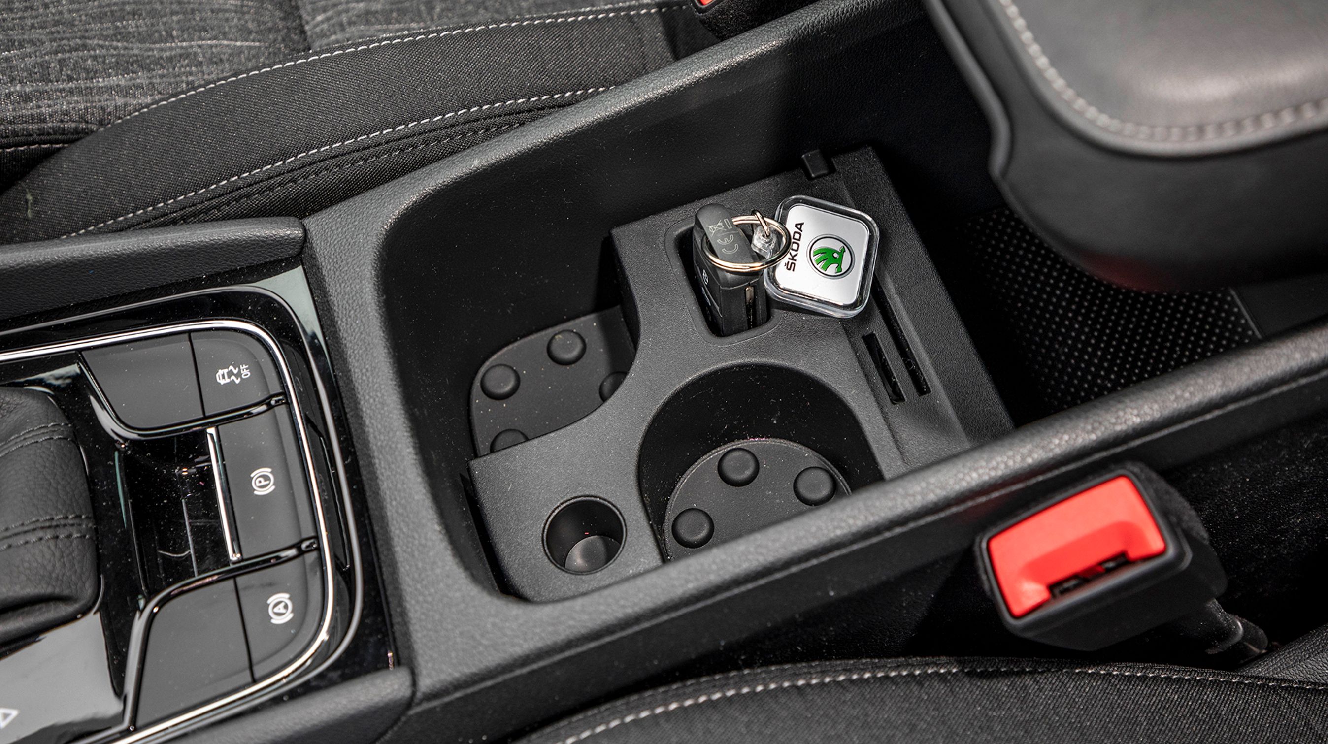 Mellem forsæderne er der et stort opbevaringsrum, der kan inddeles i mindre dele, så der er styr på kopper, nøgle, p-kort og lignende. Skoda kalder det Simply-Clever, og det er ikke helt forkert.