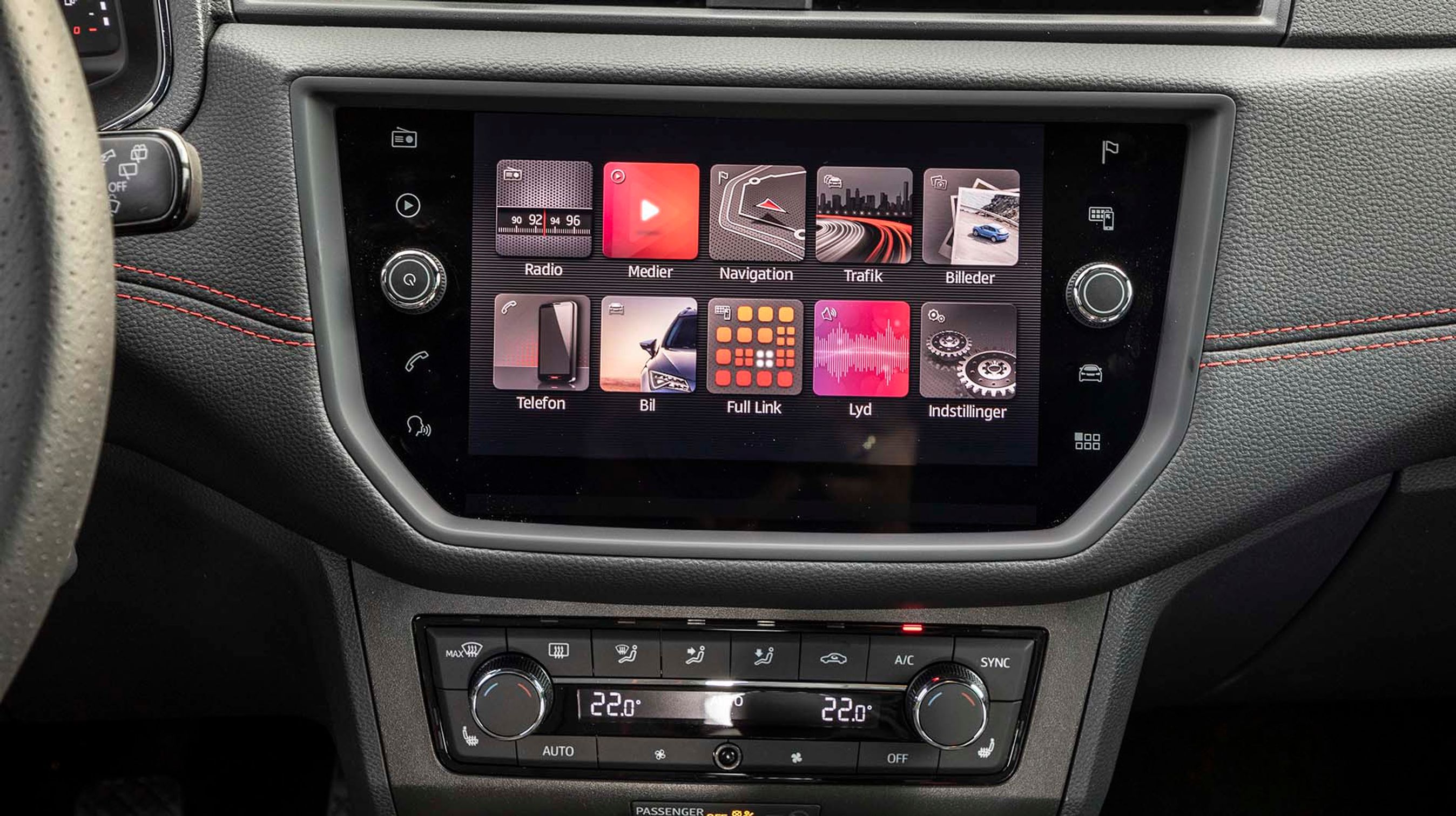 Skærmen på otte tommer er flot integreret, og der er separate drejeknapper til bl.a. volumen. Udstyr som Apple CarPlay, DAB+ og navigation (uden dansk tale) skal tilkøbes som ret dyrt ekstraudstyr, og det gør Seat til en dyr bil. Bakkamera er del af en FR-pakke til over 10.000 kr.