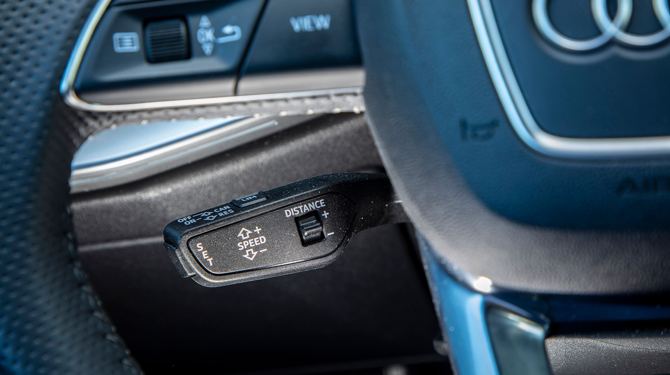 Adaptiv fartpilot er standard på alle A3-modeller. Betjeningen sker fra denne stilk bag rattet, der er let at betjene selv i mørke, når man først har lært den at kende.