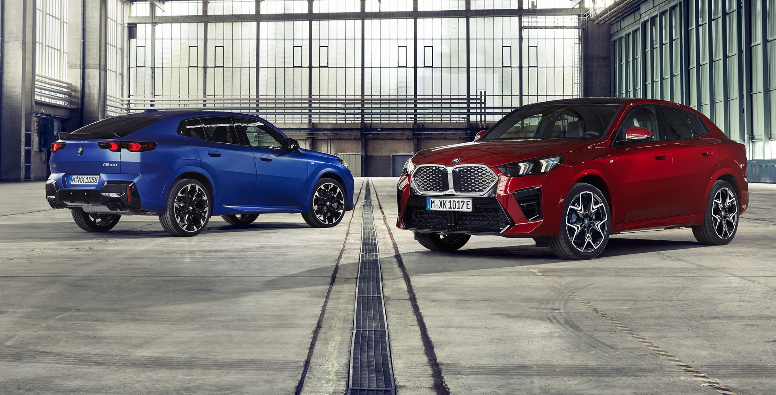 BMW X2 - blå benzinudgave til venstre og rød eludgave til højre.