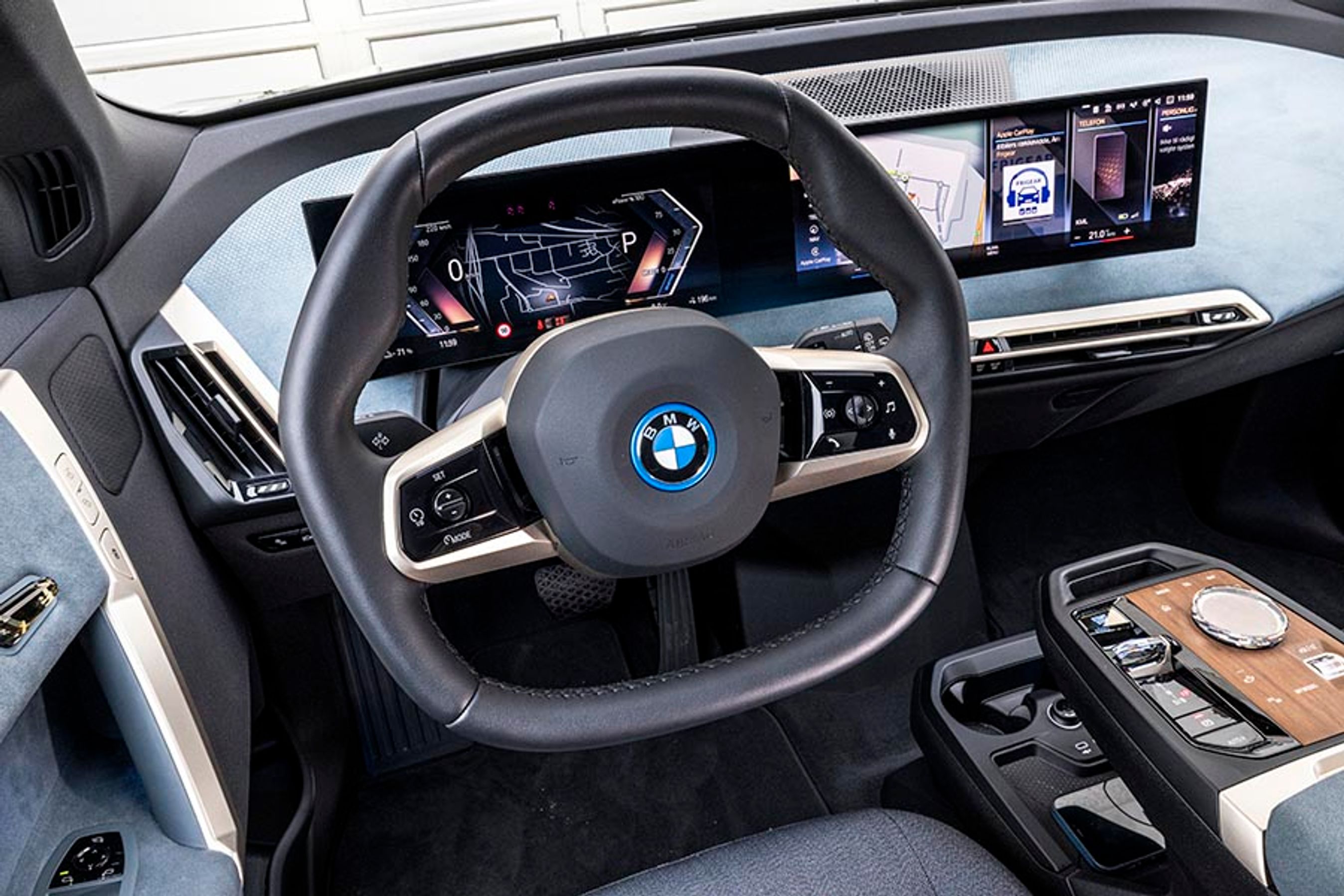 Det sekskantede rat virker umiddelbart voldsomt, men giver en tryghedsfølelse med sin tykke ratomkreds. Måske for voldsomt, hvis man har små hænder.