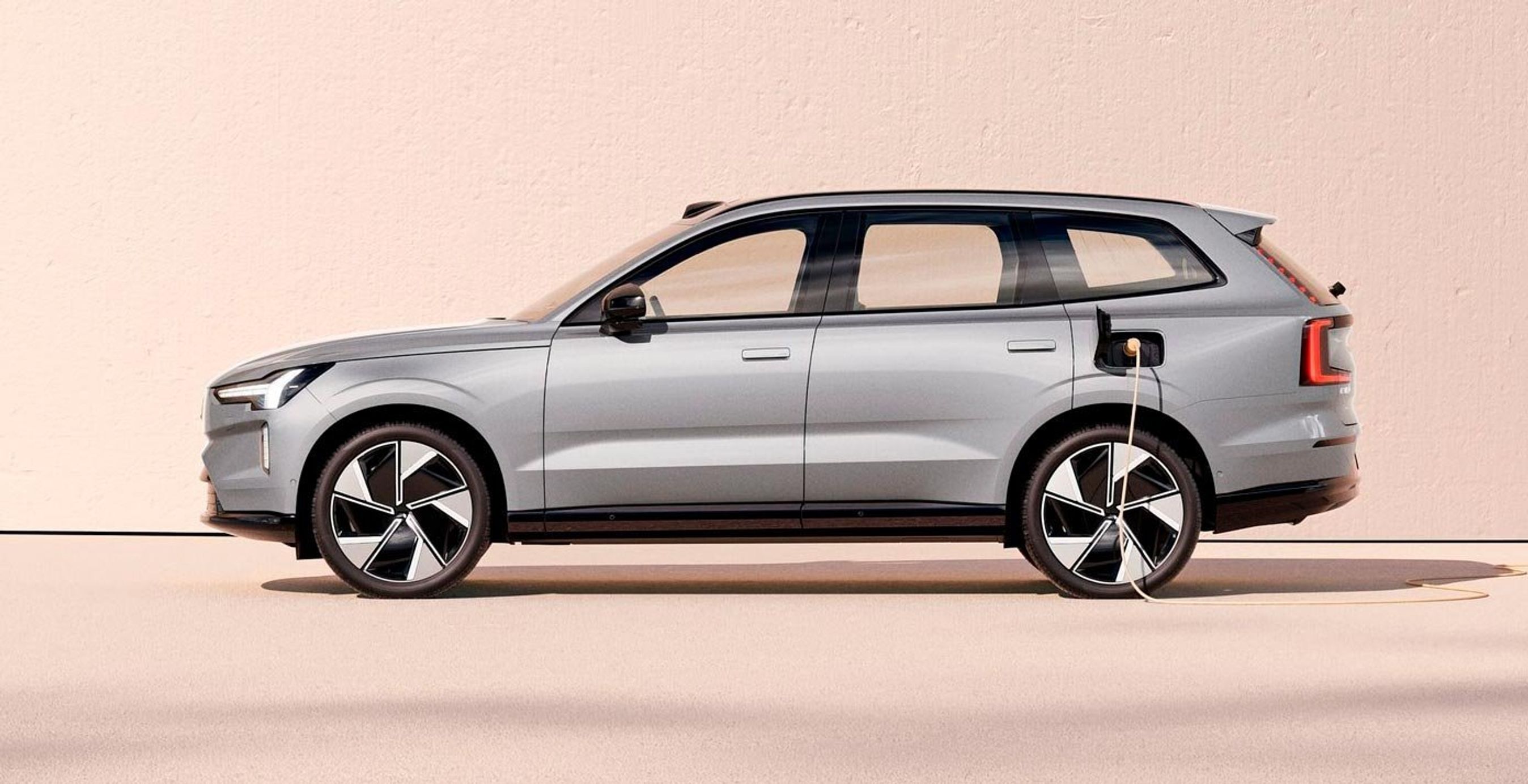 Volvo EX90 er lidt over fem meter lang og har en akselafstand på tre meter. 