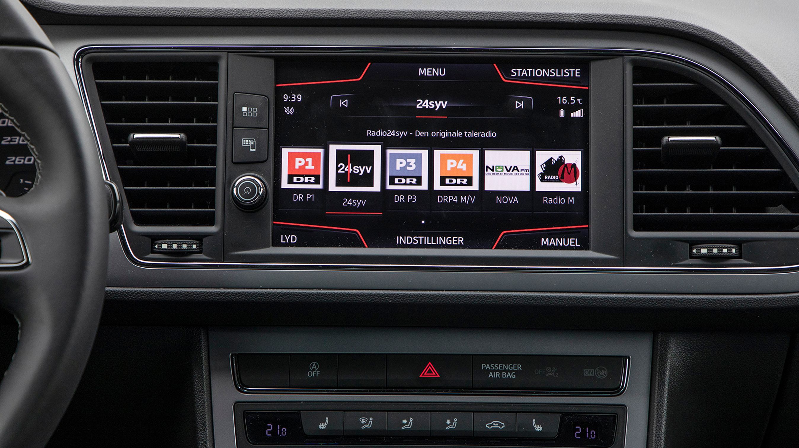 Denne store skærm er ekstraudstyr til godt 6.000 kroner, og skal man have Apple CarPlay med, runder prisen 8.000 kr. Funktionen er god, men merprisen er et stort minus.