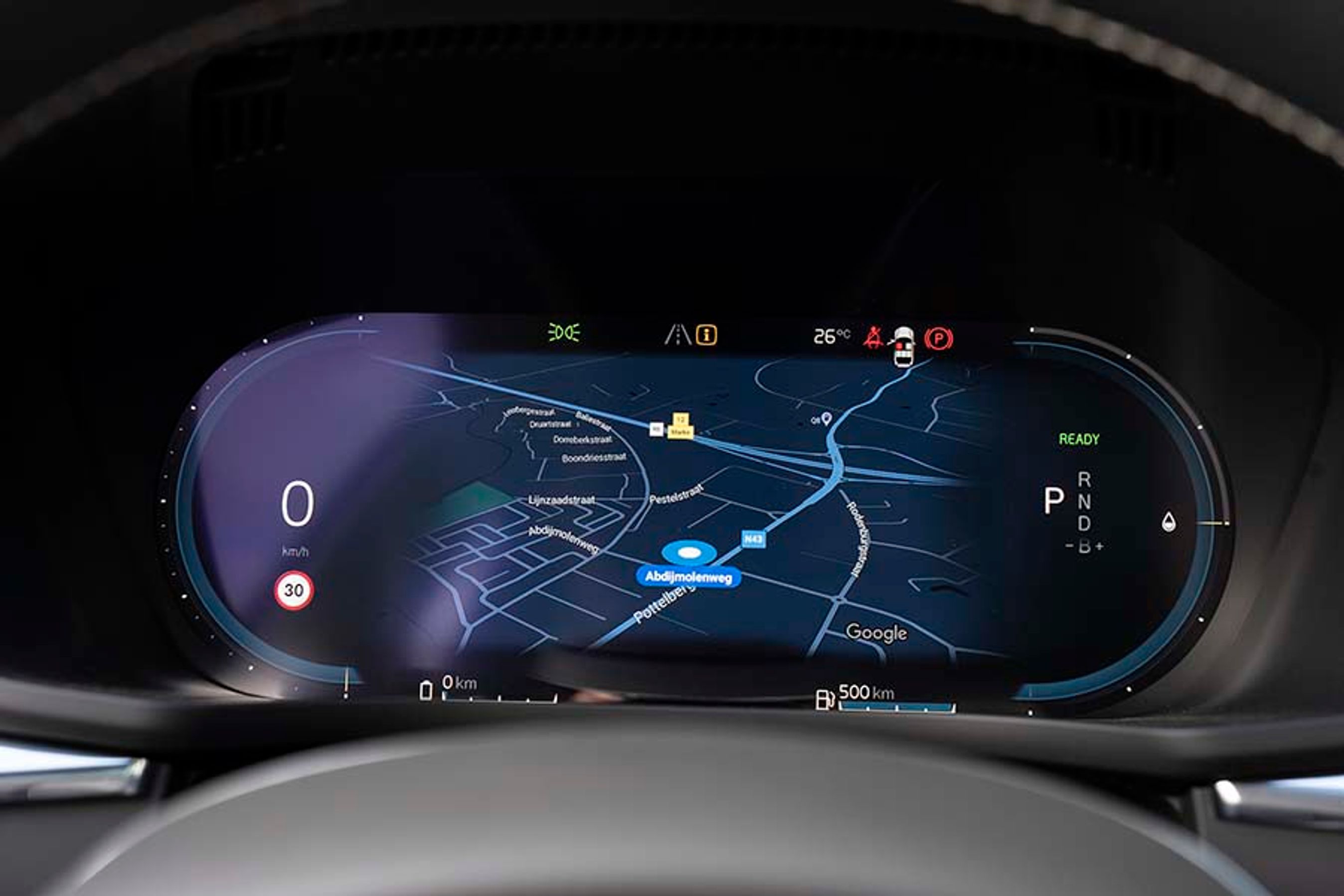 Instrumenthuset er helt digitalt, og man kan som her få vist navigationskortet i midten. Der er dog små irriterende fejl – f.eks. kan man ikke se, i hvilken side tankdækslet sidder, og hastigheden vises lidt uden for synsfeltet til venstre.