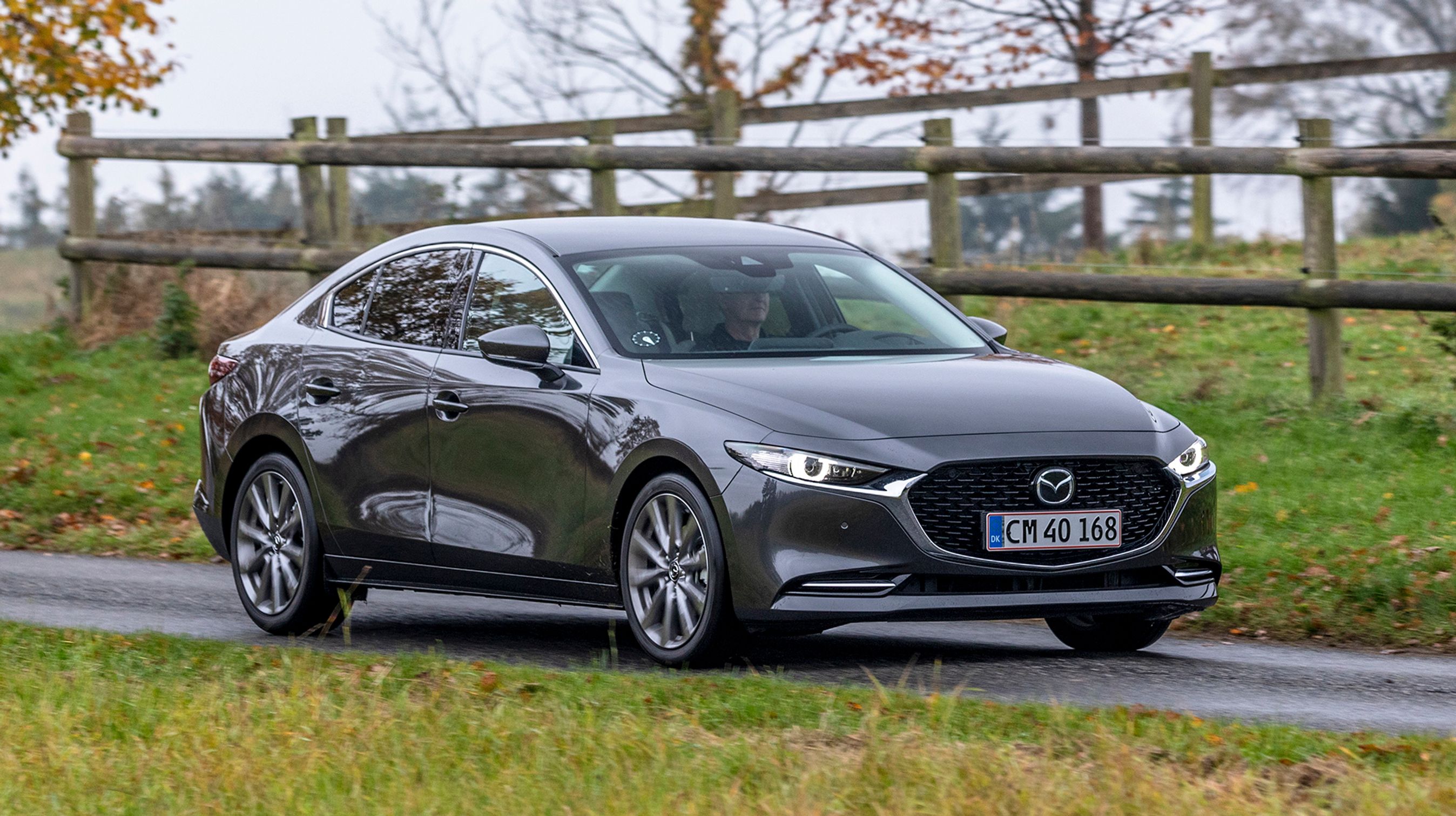 Mazda 3 koster det samme som firedørs sedan (foto) og som femdørs. Her er den testet i udstyrsversionen Cosmo.