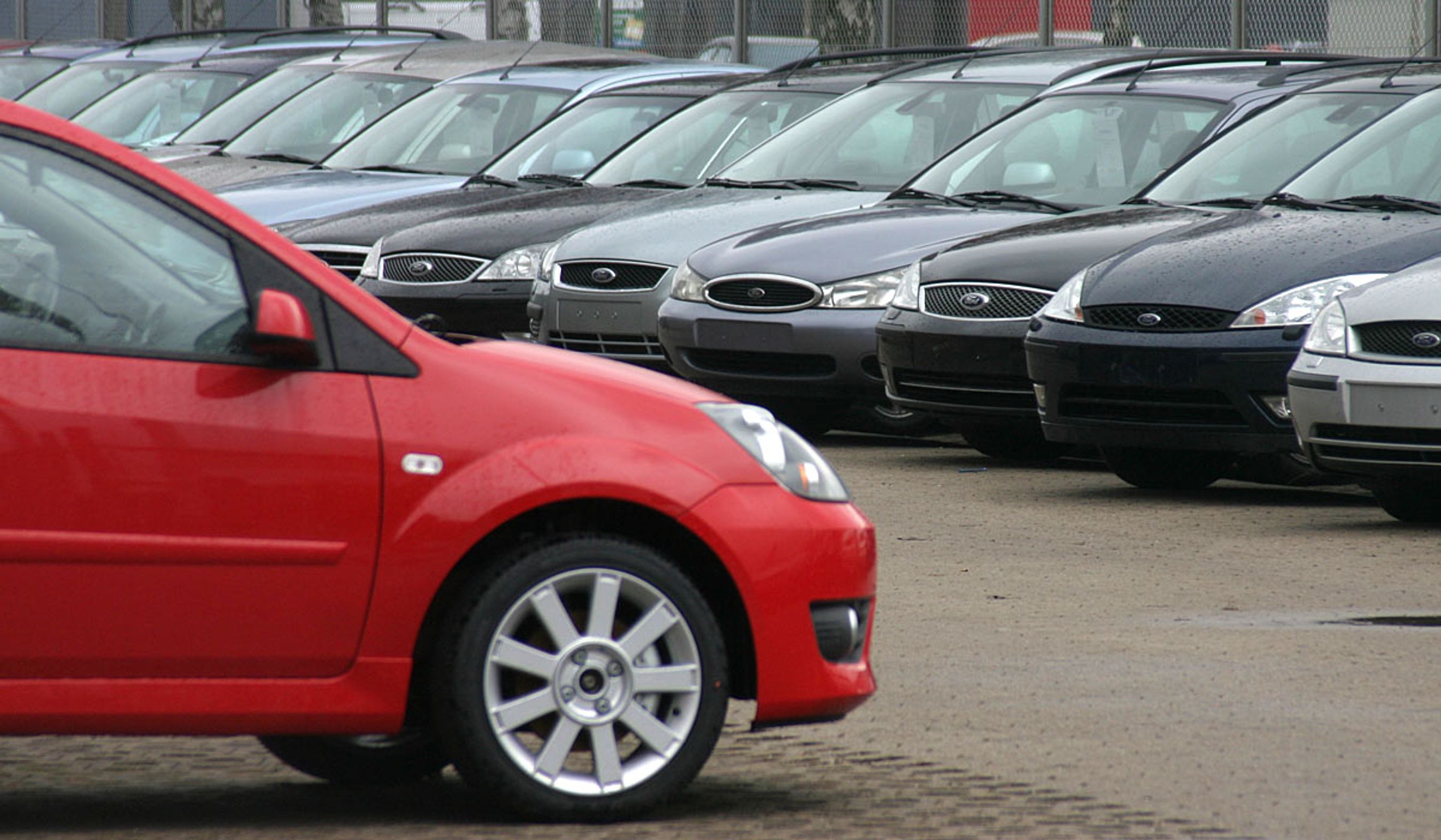 Flere end 153.000 nye personbiler kom ud på de danske veje i 2010.