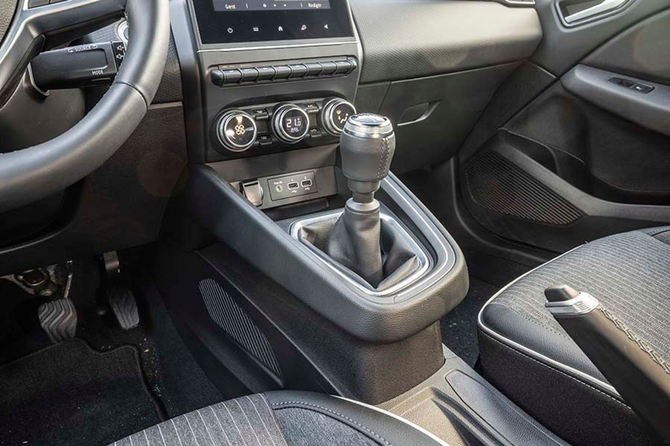 Foran gearstangen findes drejeknapper til klimaanlægget og trykknapper til skærmen.
