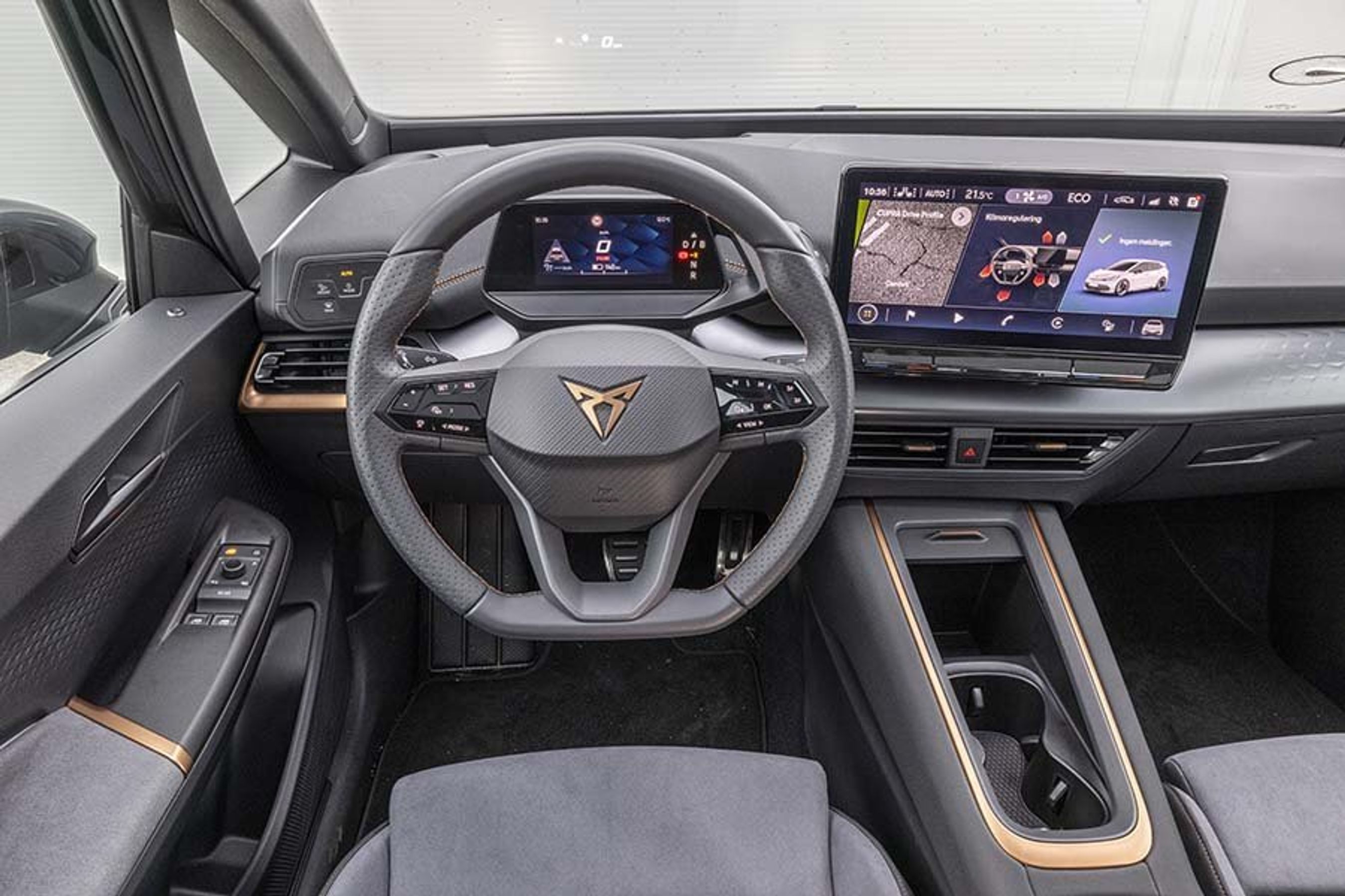 Det er i kabinen, at Cupra Born skiller sig ud med sine kobberfarvede plastindlæg.