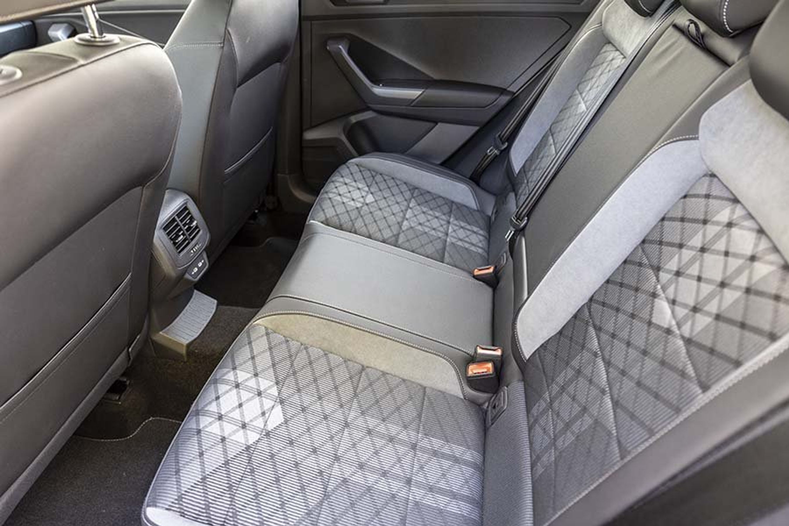 Benpladsen på bagsædet en anelse større end i en VW Polo.