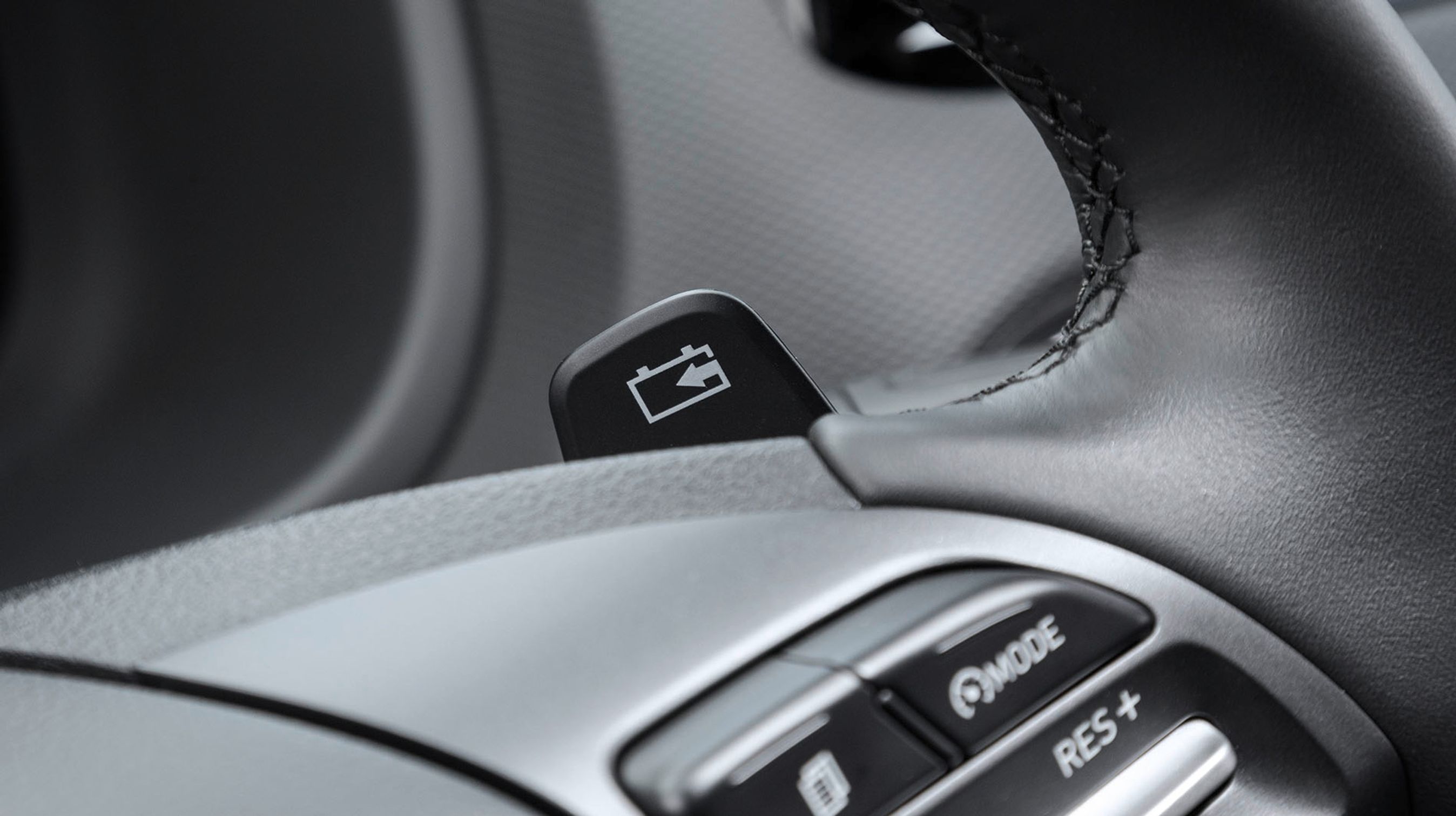 De to skiftegreb bag rattet benyttes til at styre, hvor meget motorbremsning man vil have, når man slipper speederen. Med højre i indgreb, kan man bremse bilen helt op til stilstand, og man har derved det der kaldes ’one-pedal driving’. Dette er meget nyttigt i bykørsel.