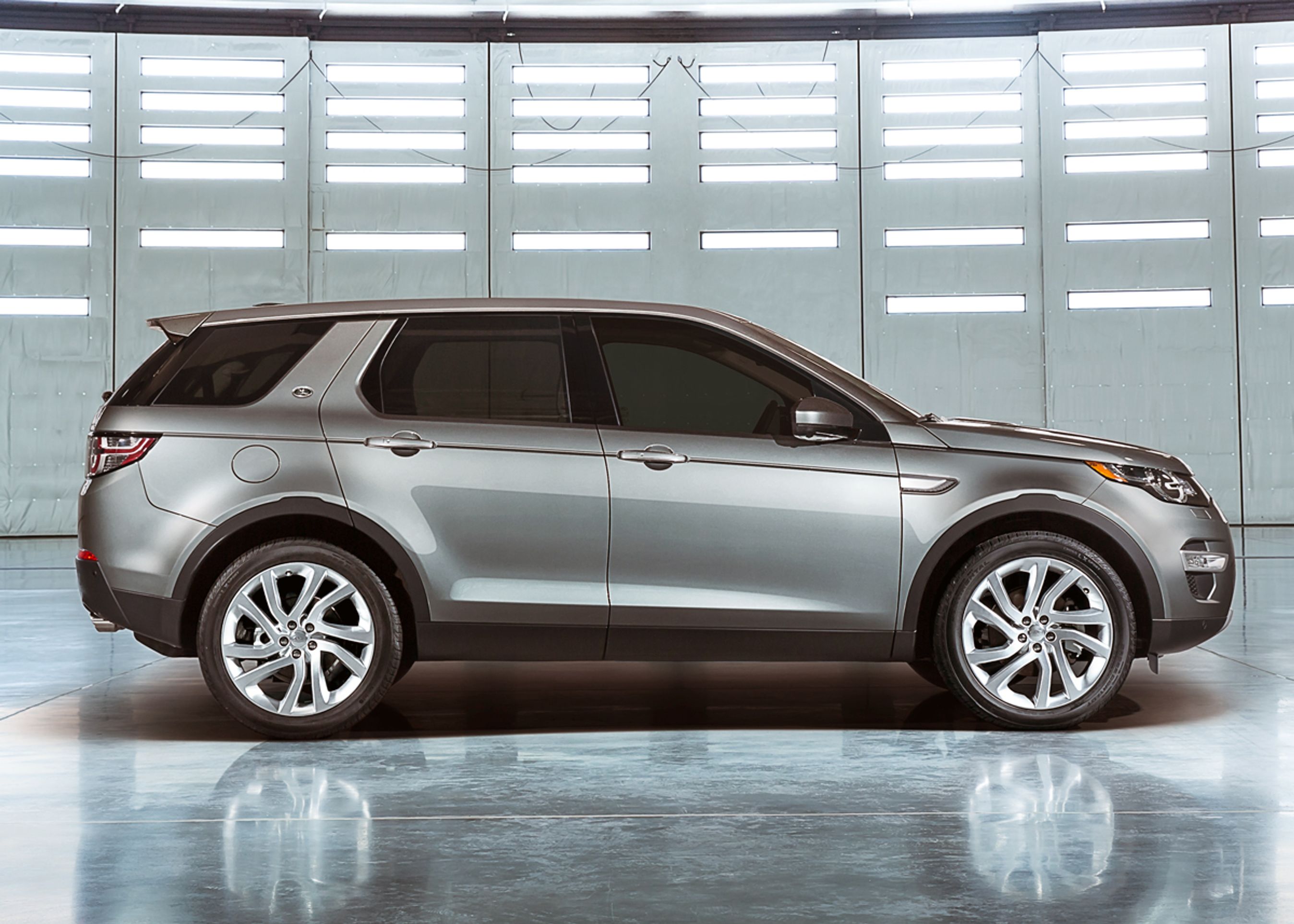 Den nye Discovery Sport er 4,59 meter lang. Det er 24 cm kortere end Discovery. Akselafsatnden er 2,74 m, hvilket er otte cm mere end hos Freelander.