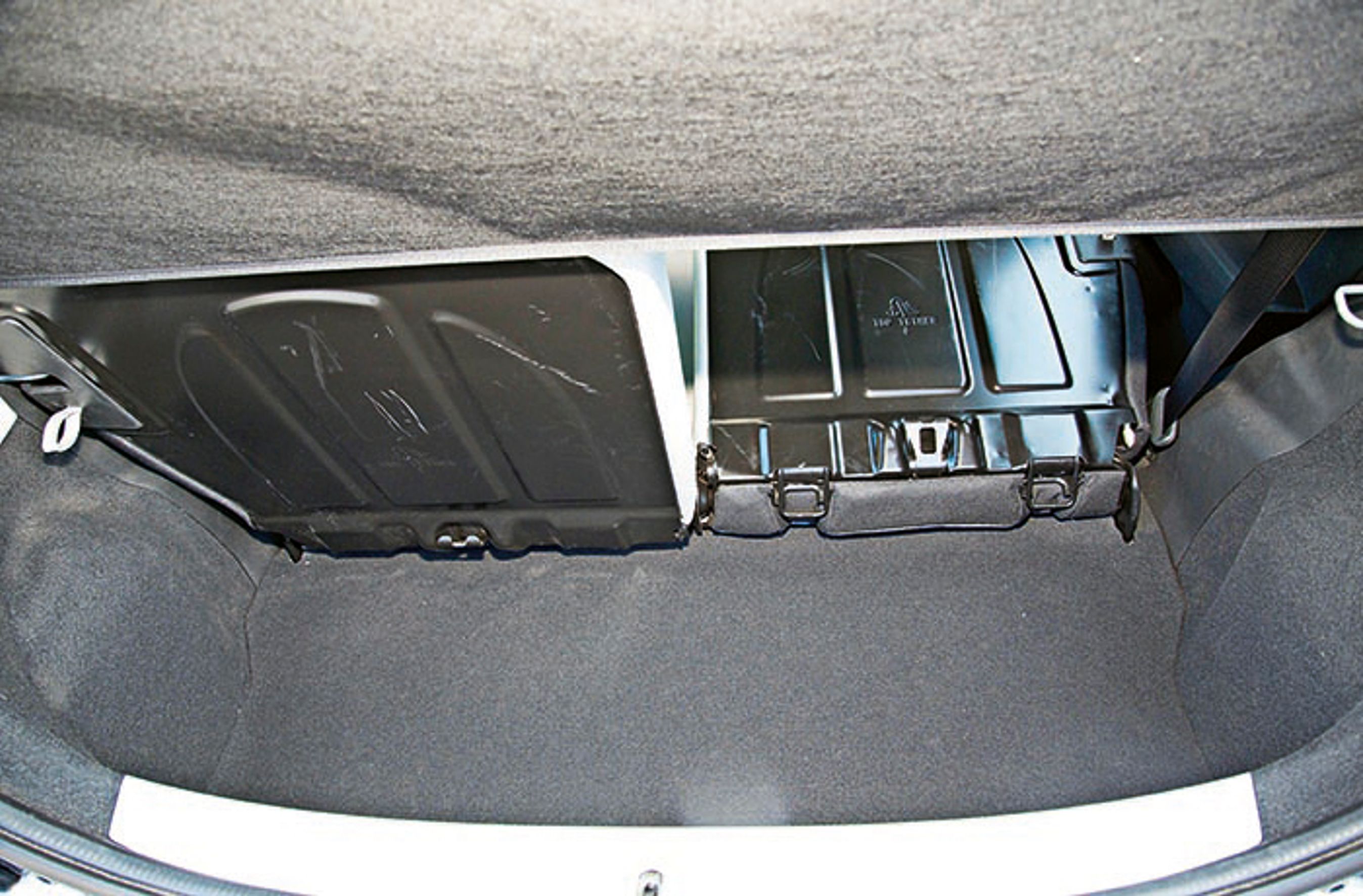 Bagagerummets 168 liter er ikke imponerende. Her byder Hyundai i10 på 252 liter, og VW Up på 251 liter. Bagsæderne kan lægges ned separat.