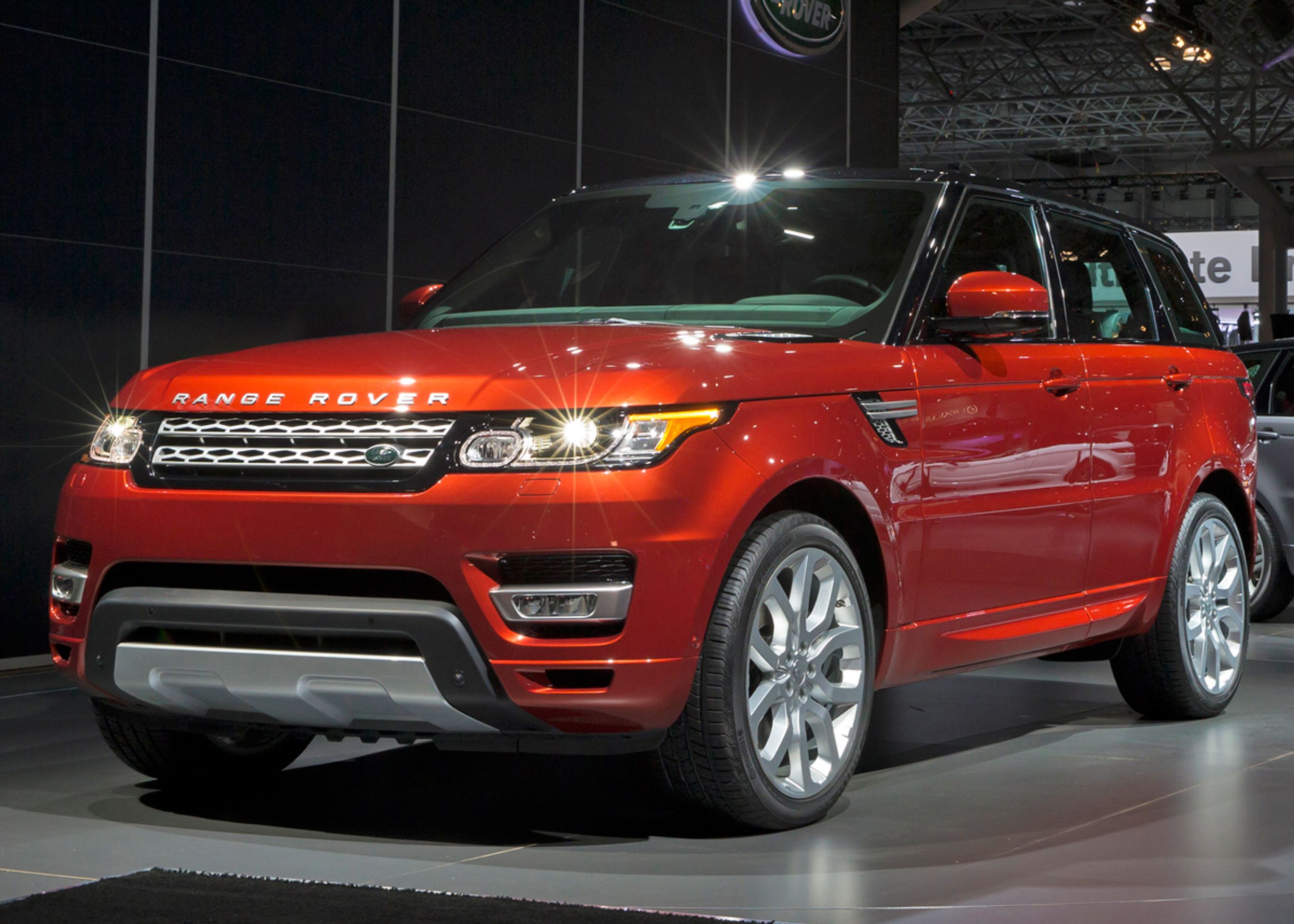 Range Rover Sport har mærkets karakteristiske, dynamiske og lidt maskuline front.