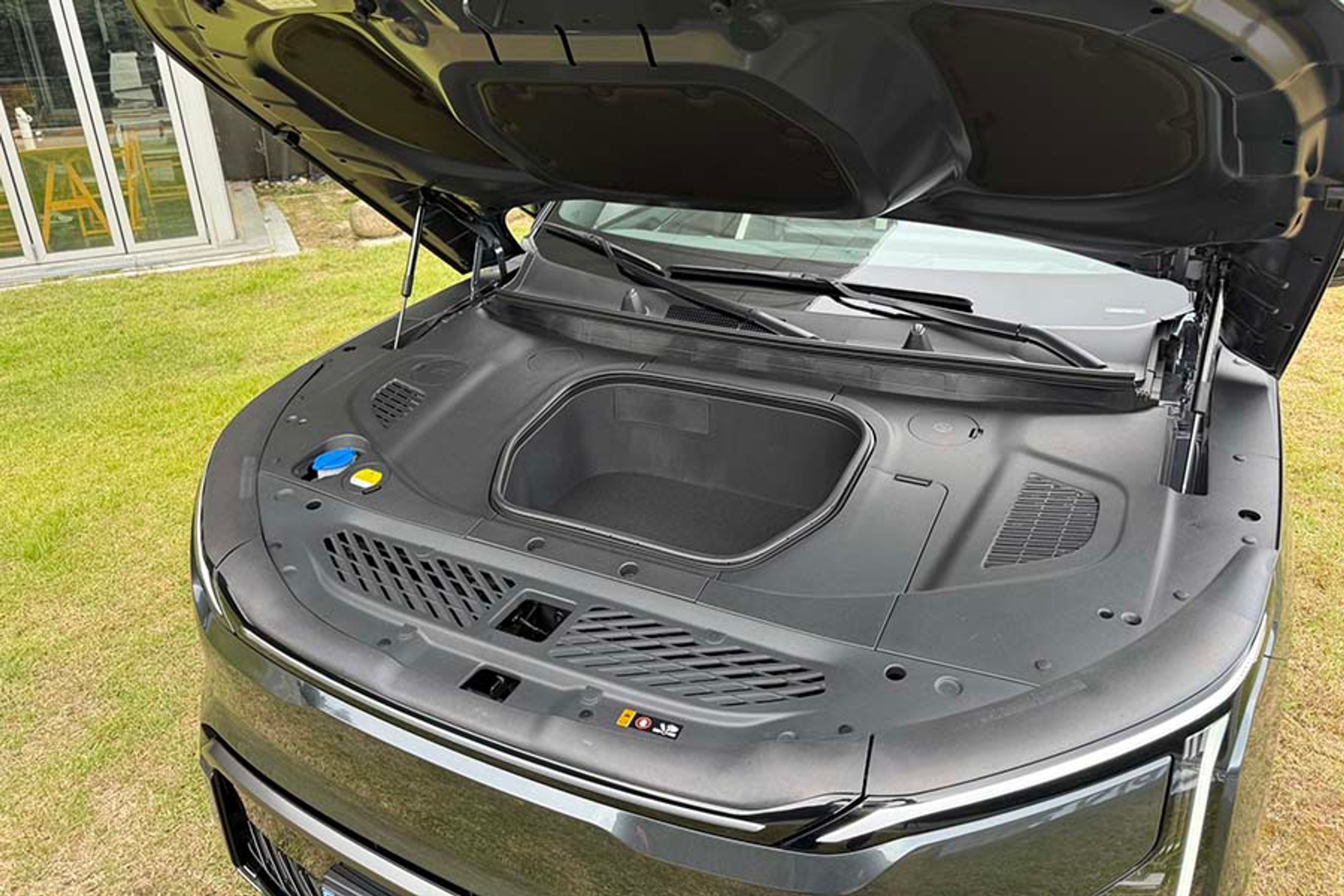 Fortil er der en frunk på 44 liter. Her kan man let opbevare ladekablet og f.eks. sprinklervæske og lignende tilbehør.