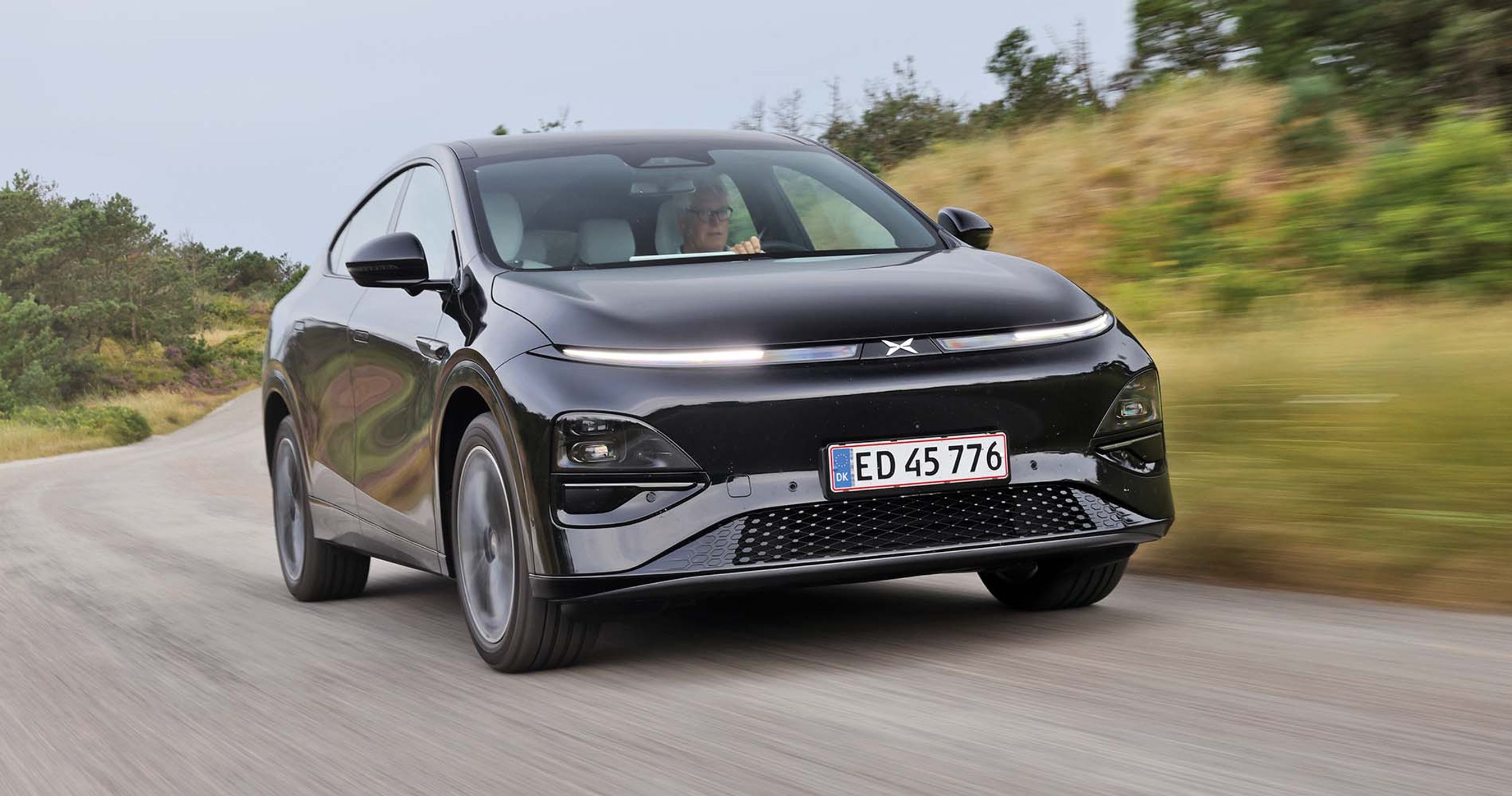 Xpeng G6 kører i et sving