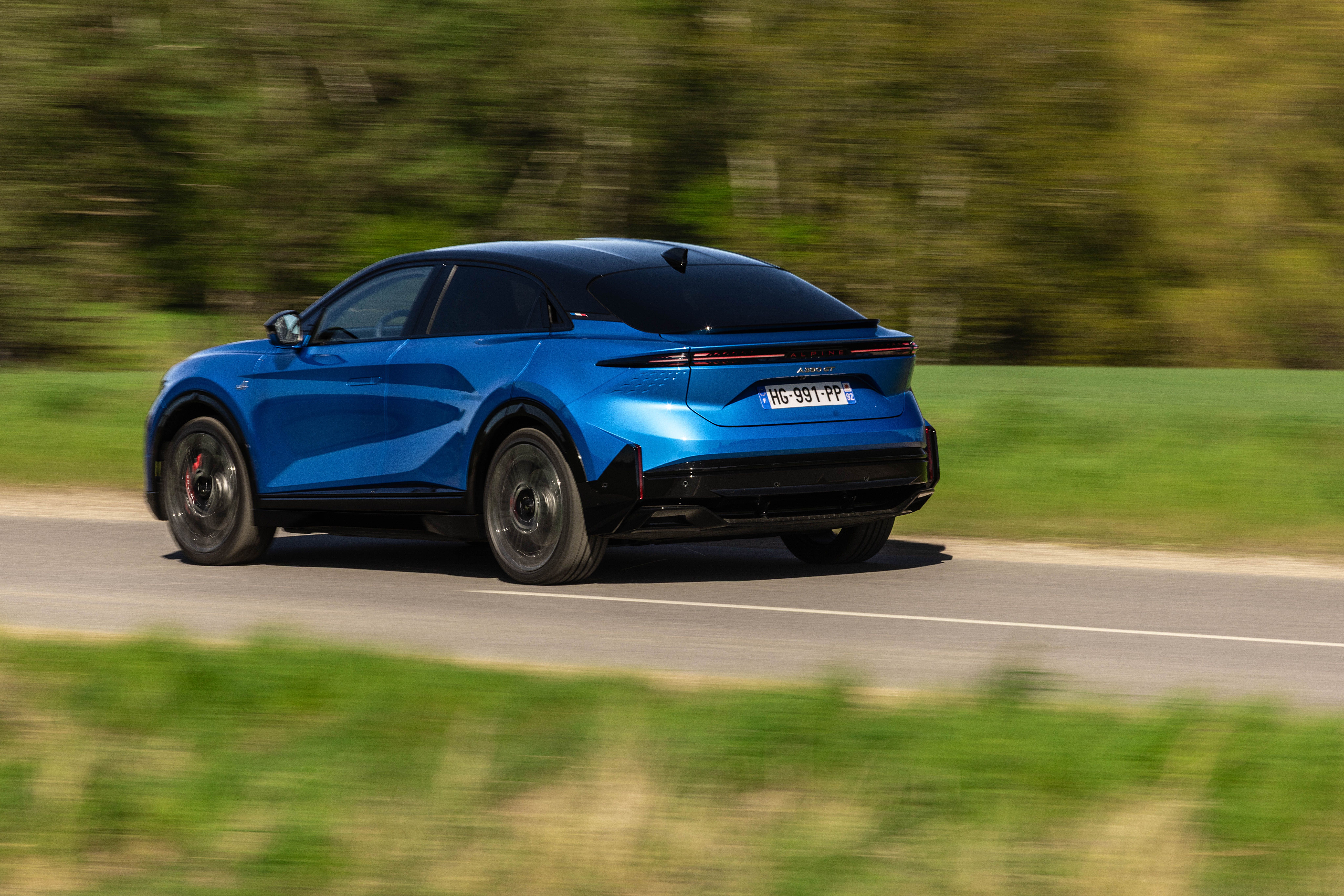 Alpine A390 set bagfra, mens den kører på vej