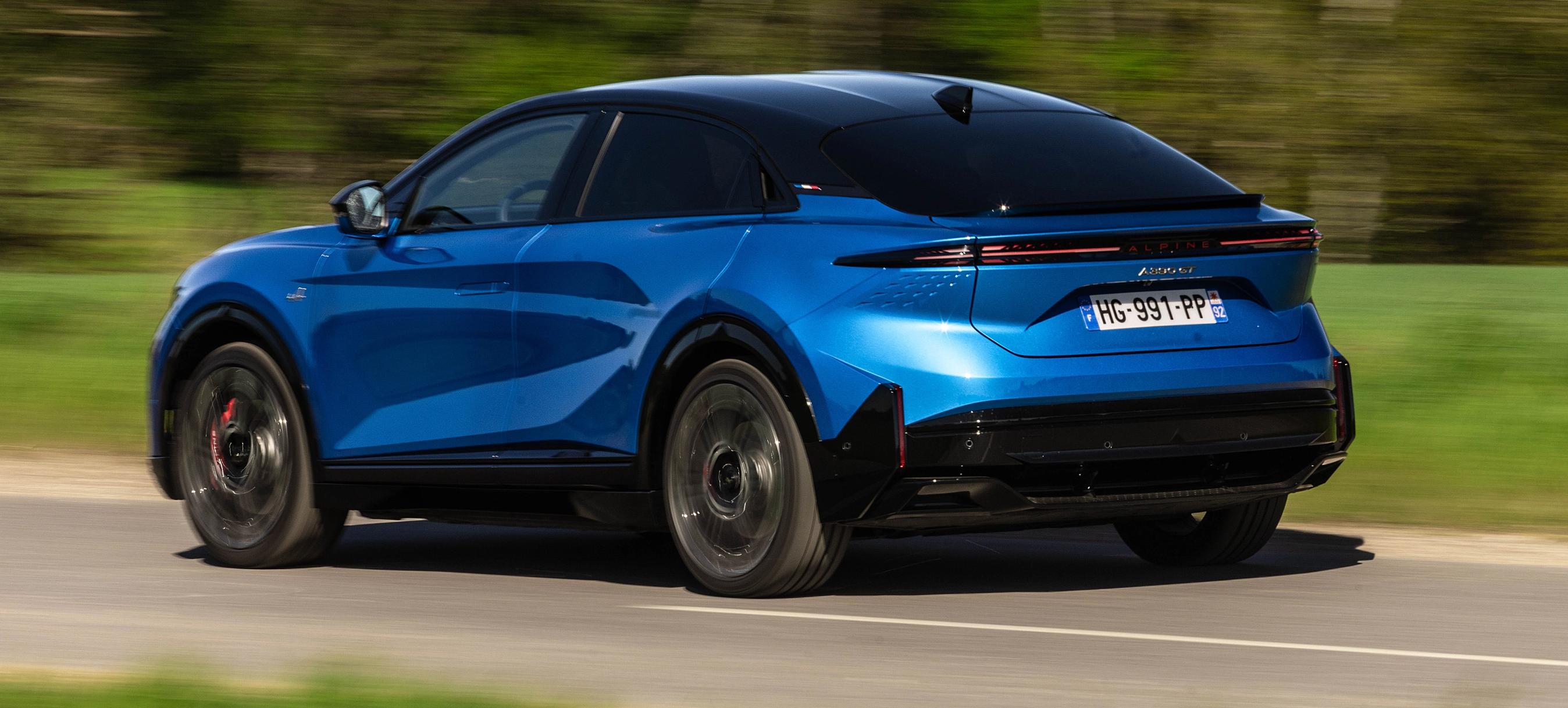 Alpine A390 set bagfra, mens den kører på vej