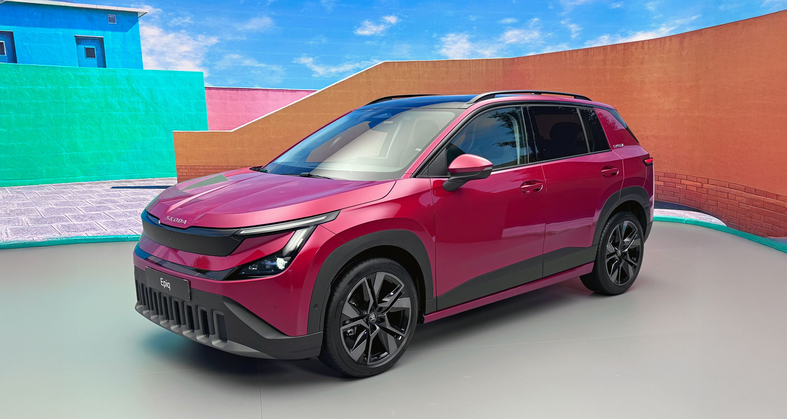 Rød Skoda Epiq skråt forfra i studie. 