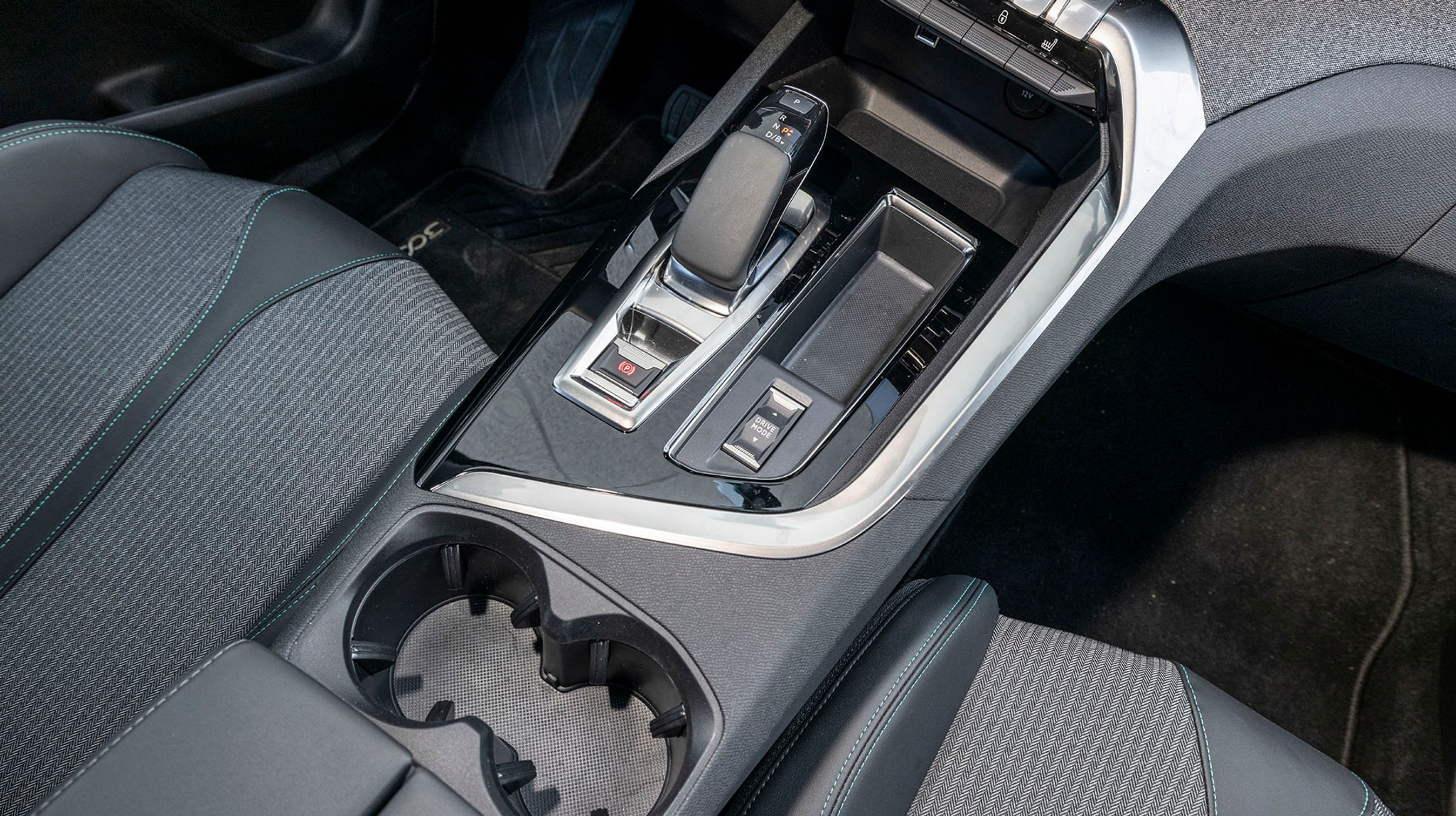 Den elektroniske gearvælger er let at betjene, og springer selv i P, når motoren standses. Til højre ses knappen til køreprogrammerne.