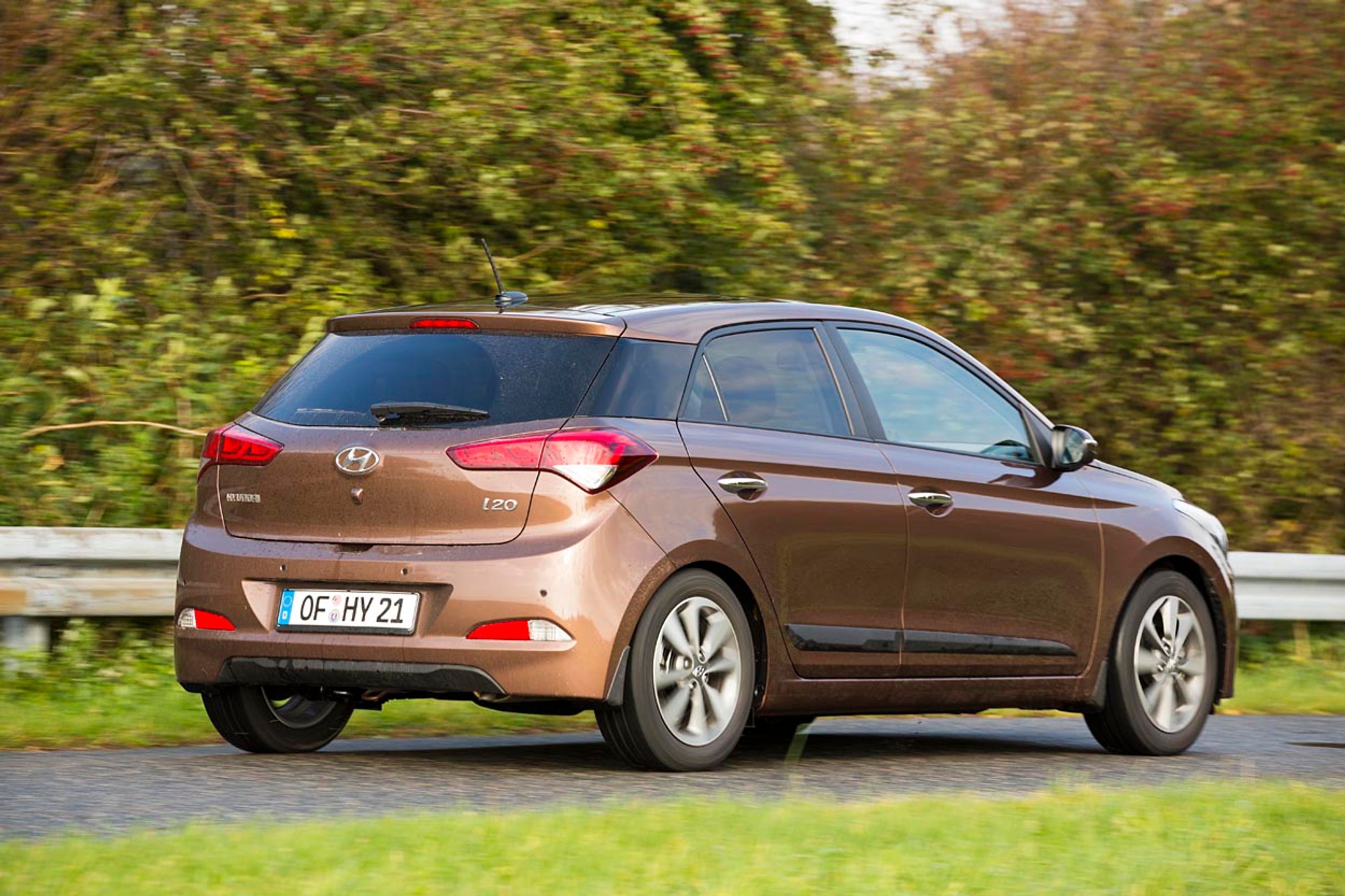 Hyundai i20 har fået strammet designet gevaldigt op, og bilen har nu meget moderne linjer med tydelig europæisk identitet. Bilen kommer i marts 2015 først som femdørs, men en tredørs dukker op senere. Fotos: Karsten M. Lemche, FDM