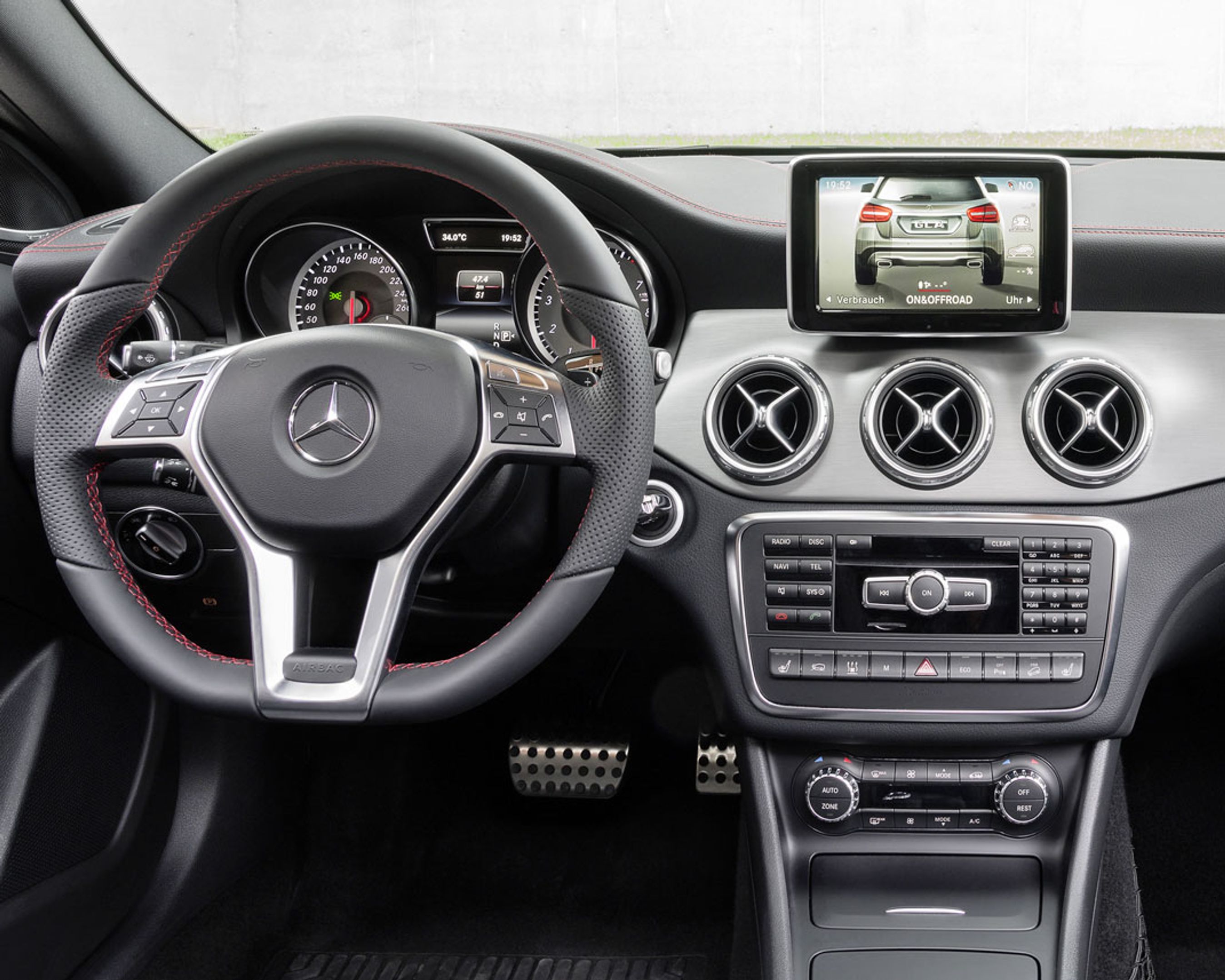 Fem runde luftdyser præger instrumentbordet. Det er mulig at få en særlig indfatning omkring dyserne, som minder om den udvendige beklædning for og bag på offroad-versionerne.