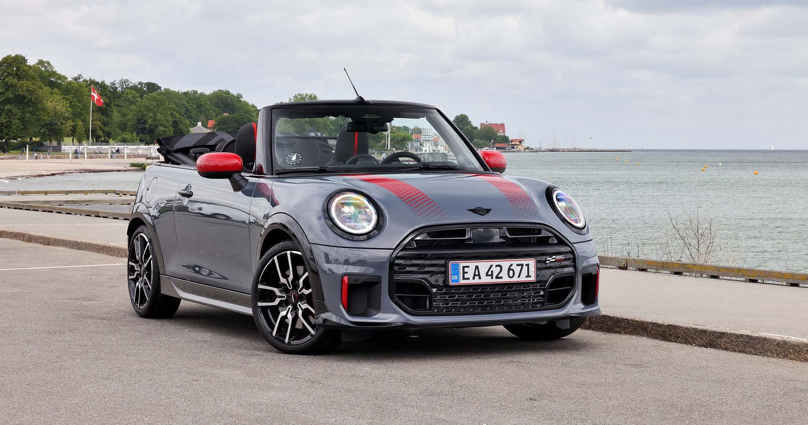 Mini Cabrio set forfra, mens den holder ved havet