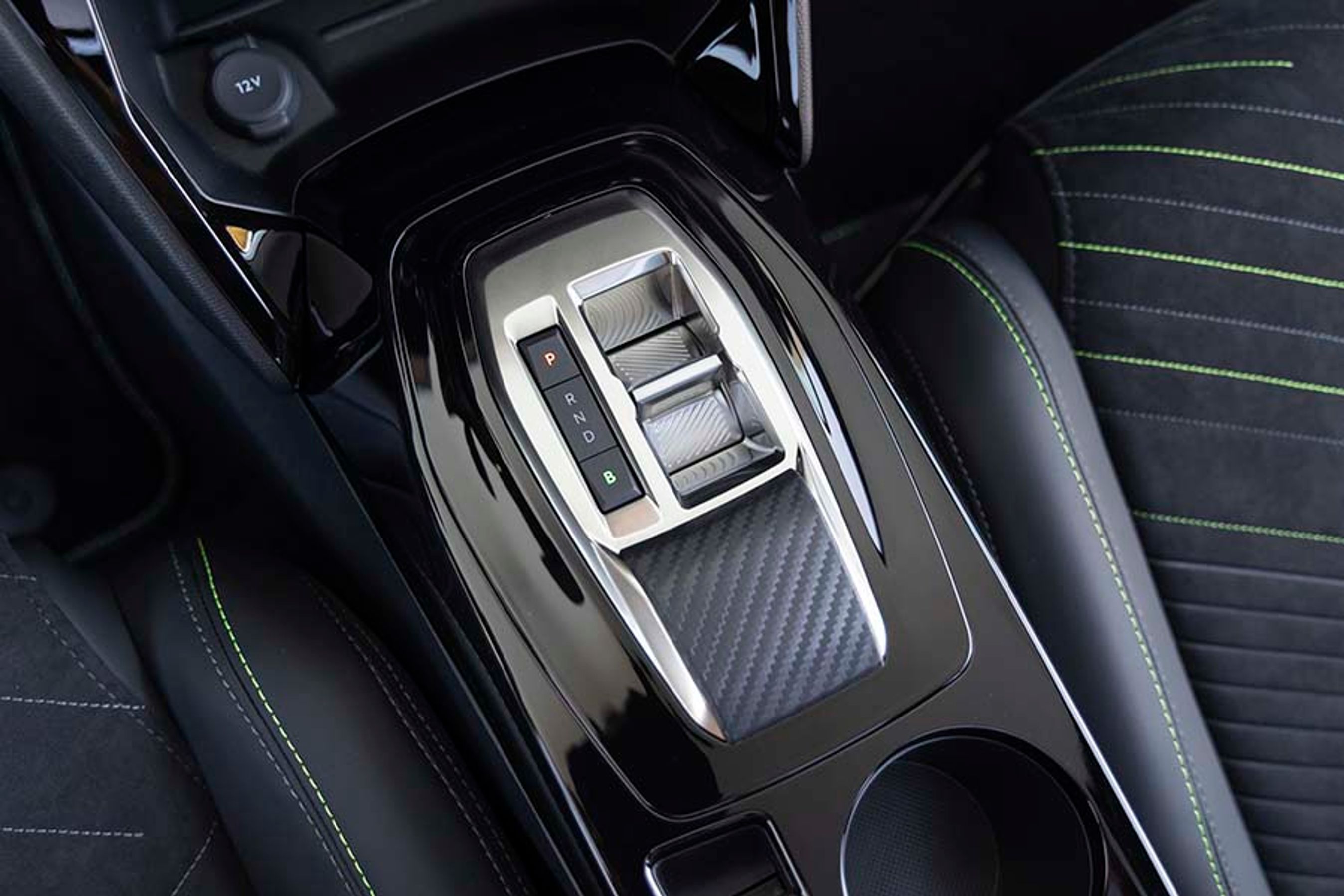 I midterkonsollen på eludgaven er den store, traditionelle gearvælger erstattet af denne minimalistiske gearvælger.
