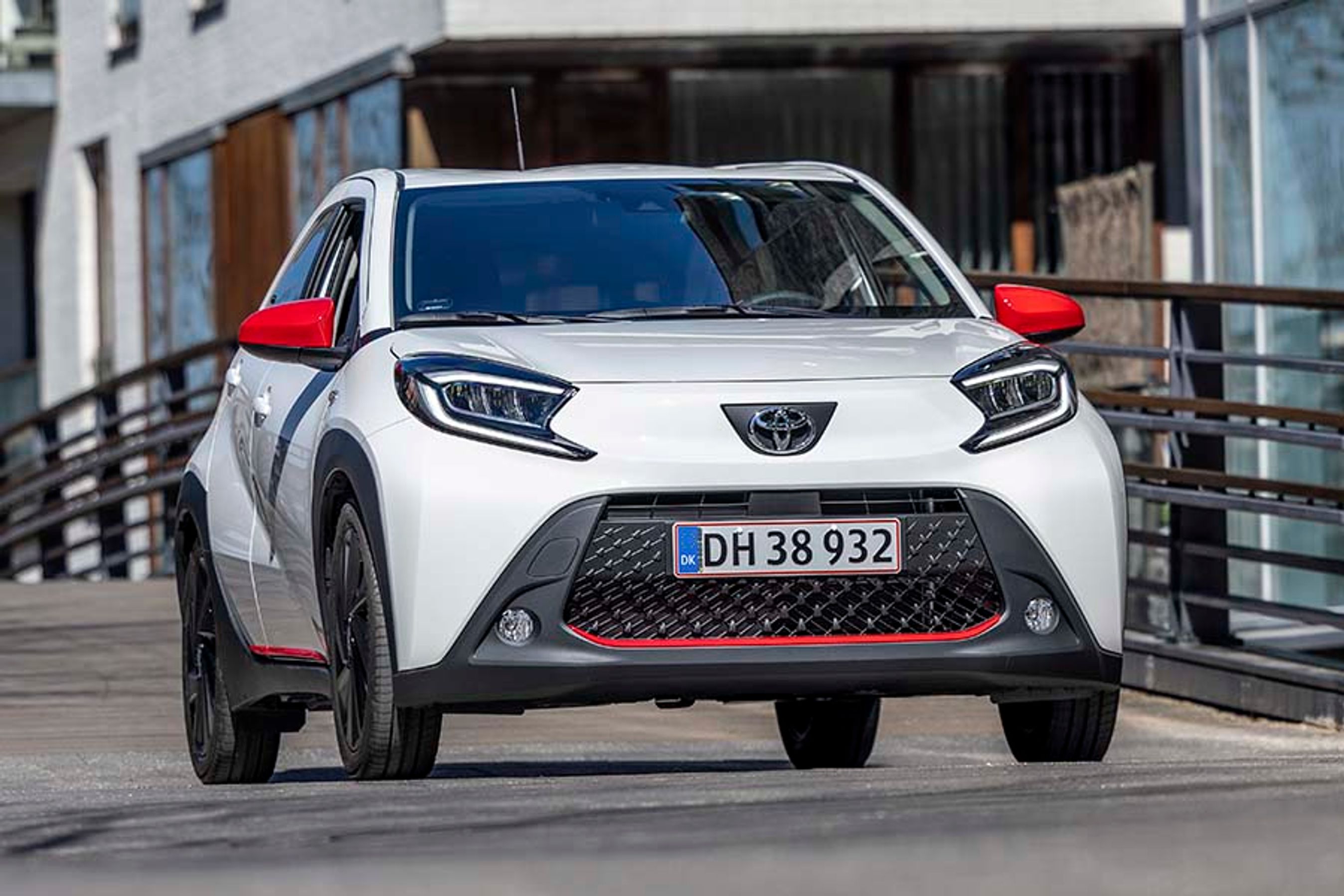 Toyota Aygo X er en mikrobil med et SUV-lignende ydre. Store plastpaneler rundt om hjul og langs dørpaneler giver bilen et friskt design, og dens højde giver en god køreposition.