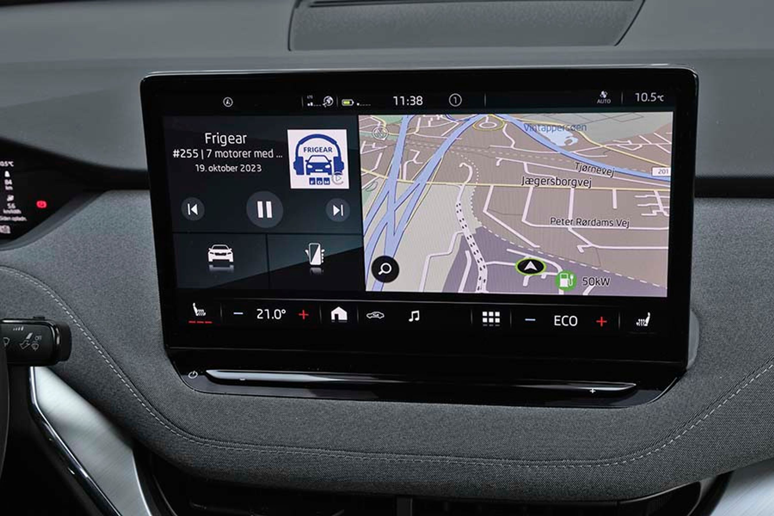 Skoda har altid den store skærm på 13" og har valgt at have både temperatur- og sædevarmeknapper fast på skærmen. Den store touchbar under skærmen bruges derfor kun til at skrue op/ned for volumen. Det fungerer udmærket.