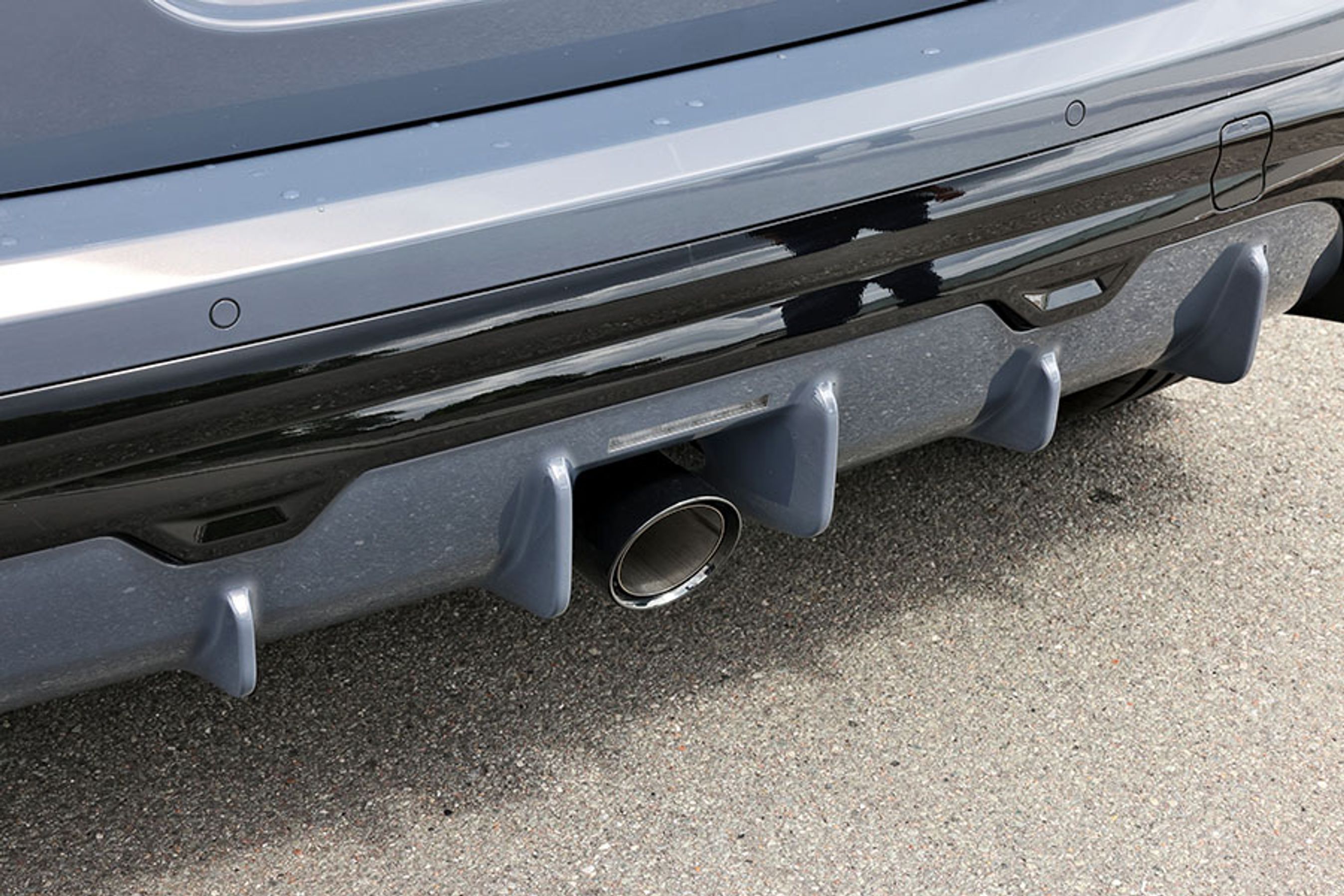 Modsat de tidligere modeller er der kun et enkelt udstødningsrør. Det skyldes bl.a., at der er kommet nye regler for, hvor meget en bil må larme.