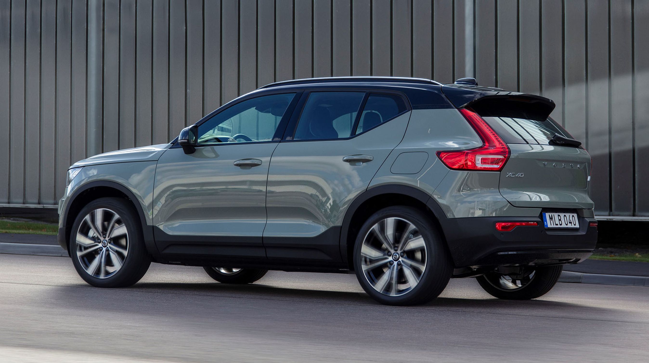 Som elbil kommer XC40 i to topudgaver, der altid har tofarvet lakering og 19-tommer hjul. Med firehjulstræk er der mulighed for også at køre væk fra de asfalterede veje.