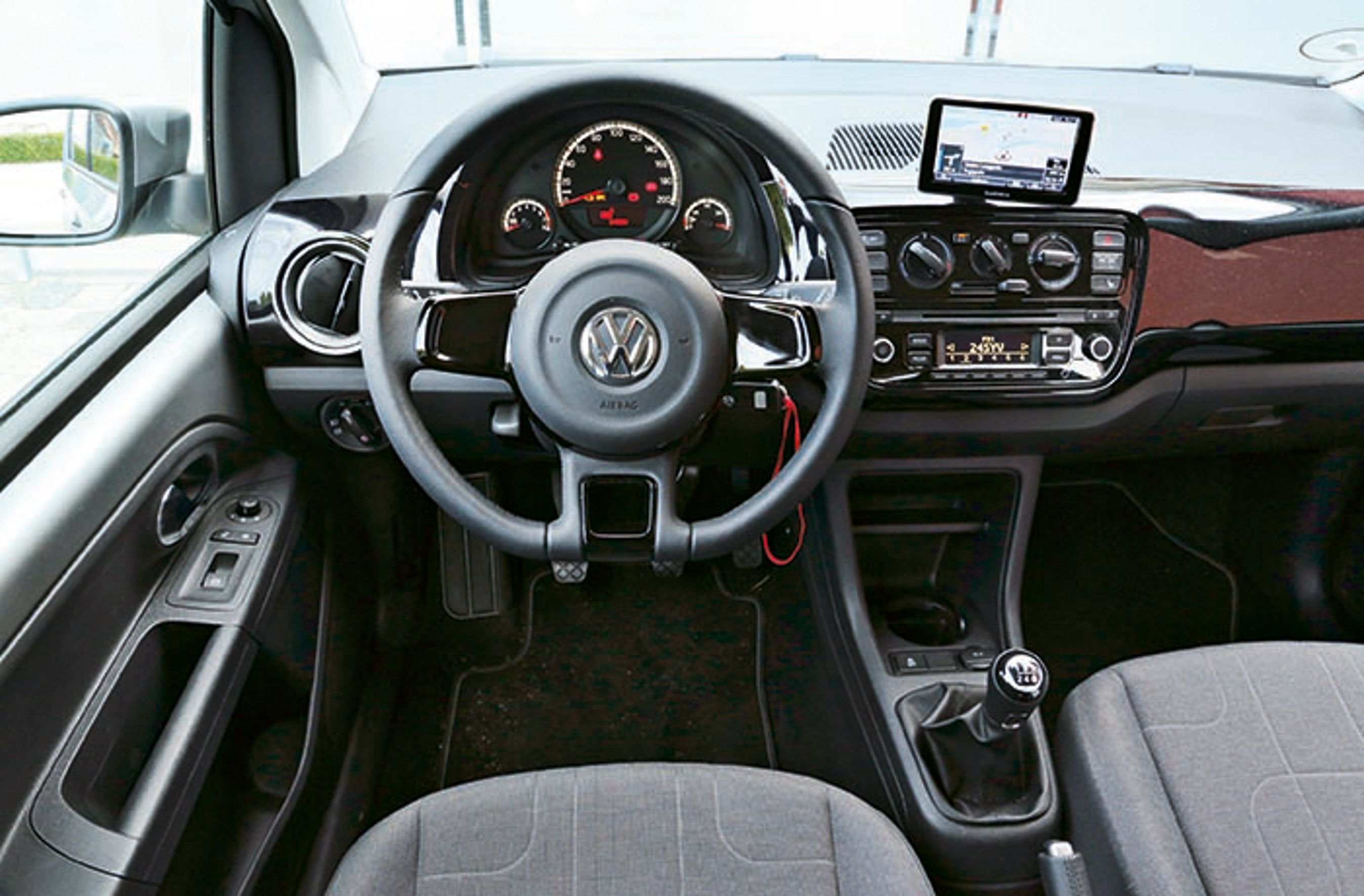 Førerpladsen er dejlig enkel i sin opbygning, og VW Up er dermed let at betjene. Instrumenthuset er testens tydeligste at aflæse. Bemærk: kun en enkelt knap til elruden i førerdøren.