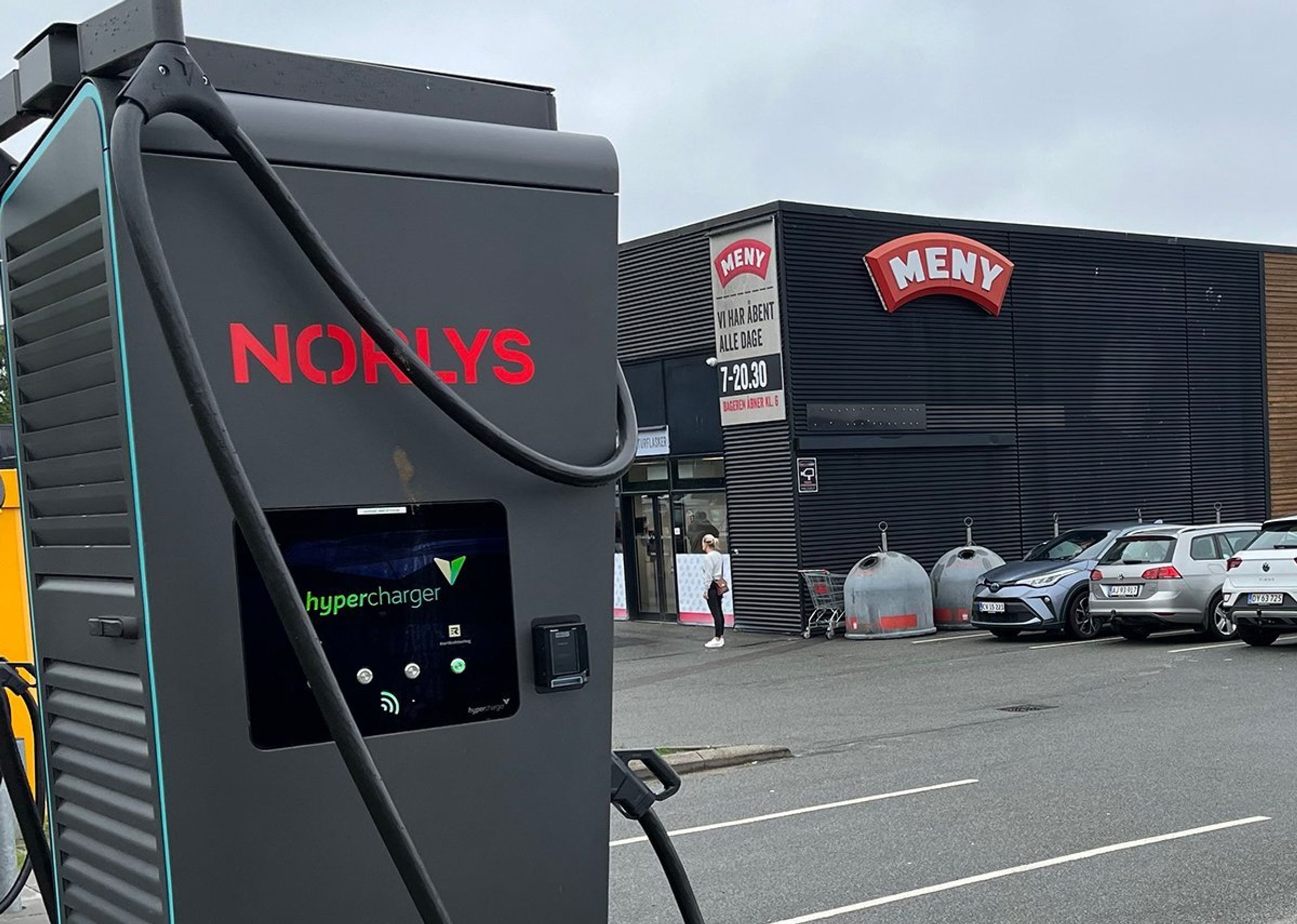 Ladestander fra Norlys foran supermarked.