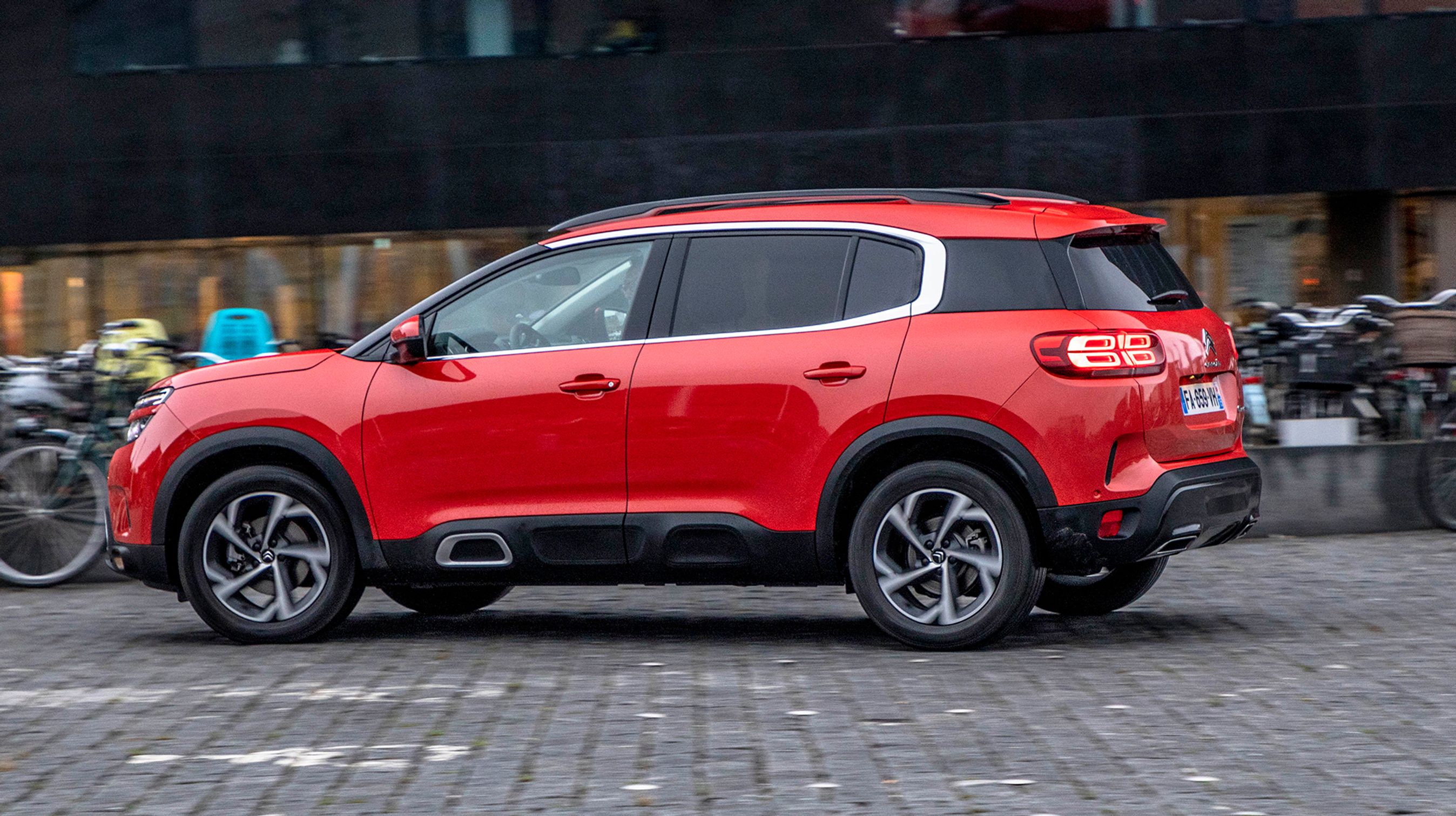 De store baglygter er af LED-typen og giver et nærmest 3D-agtigt indtryk. Bilen kører her på 18-tommer hjul.