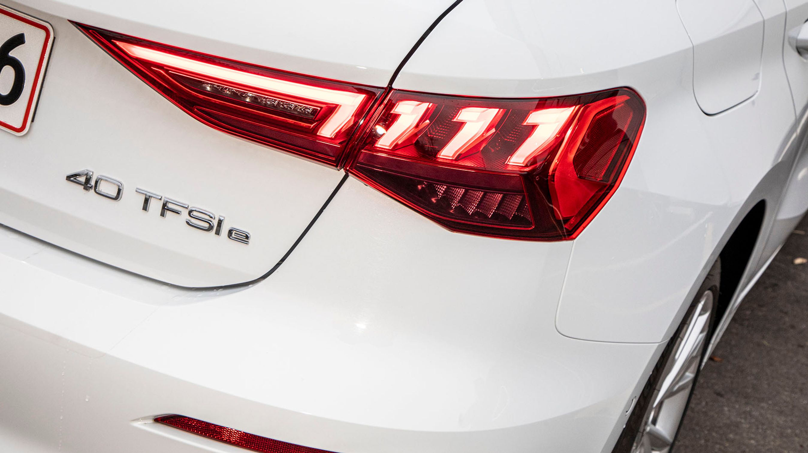 Dynamiske LED-baglygter med rullende blinklys er standard på A3 40 TFSI e. Det ser godt ud, langt mere glidende end første generation med rullende blinklys. 