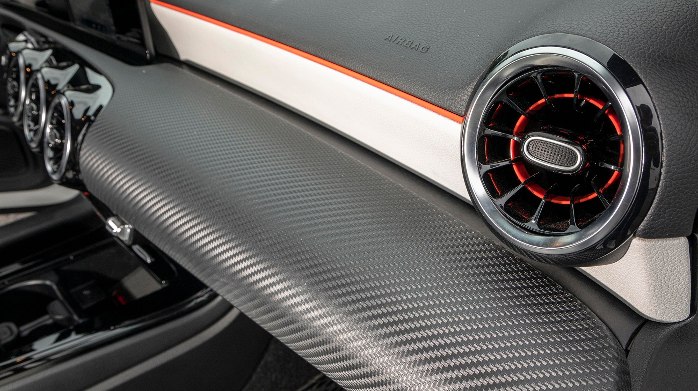 De runde friskluftdyser er nemme at justere. Materialer og farver langs instrumentbordet kan tilvælges efter personlig smag.