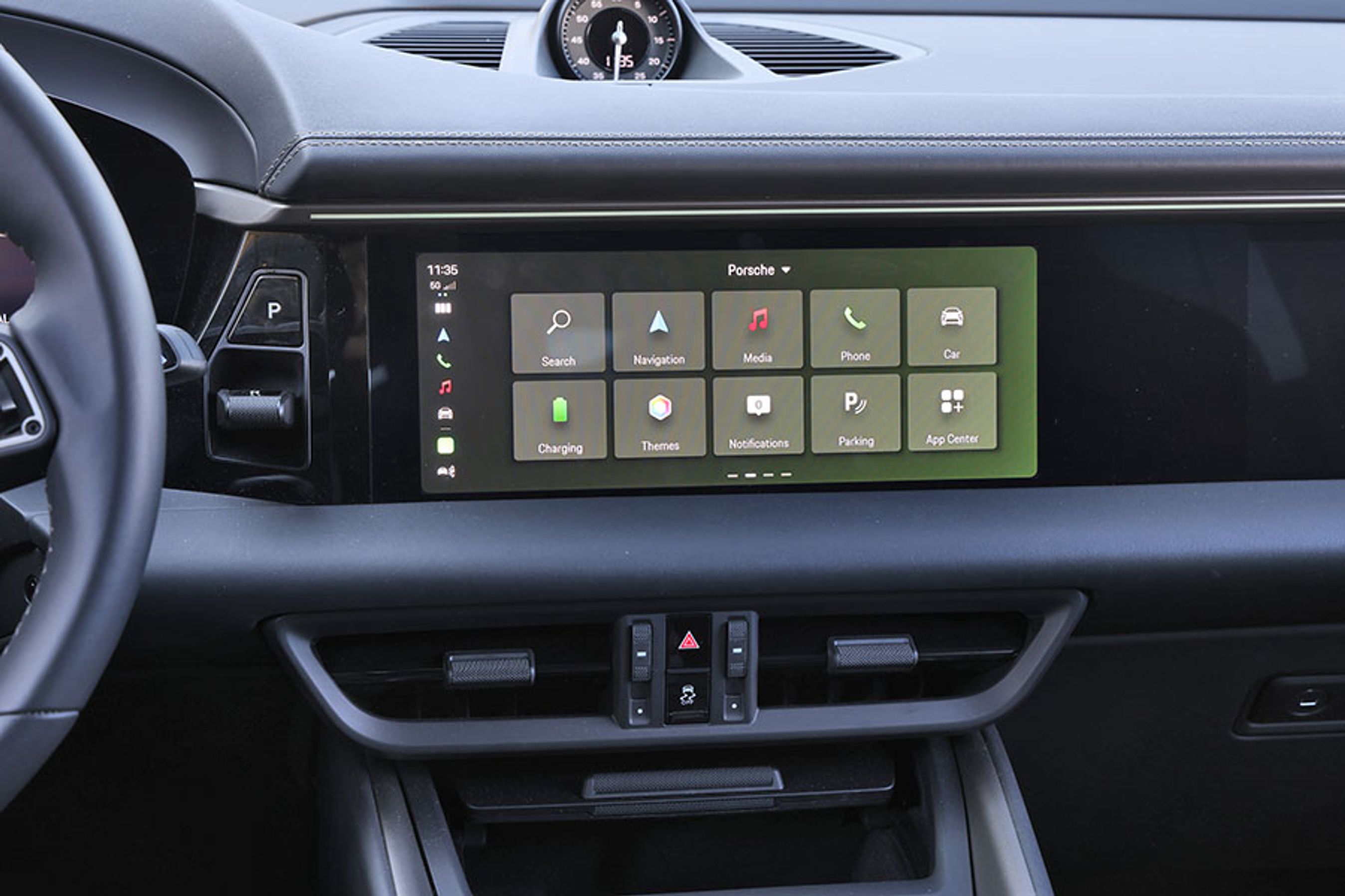 Porsches skærm er stor, placeret højt oppe og ganske enkel i menustrukturen. Især set i forhold til hvor mange funktioner man kan indstille i en Macan.