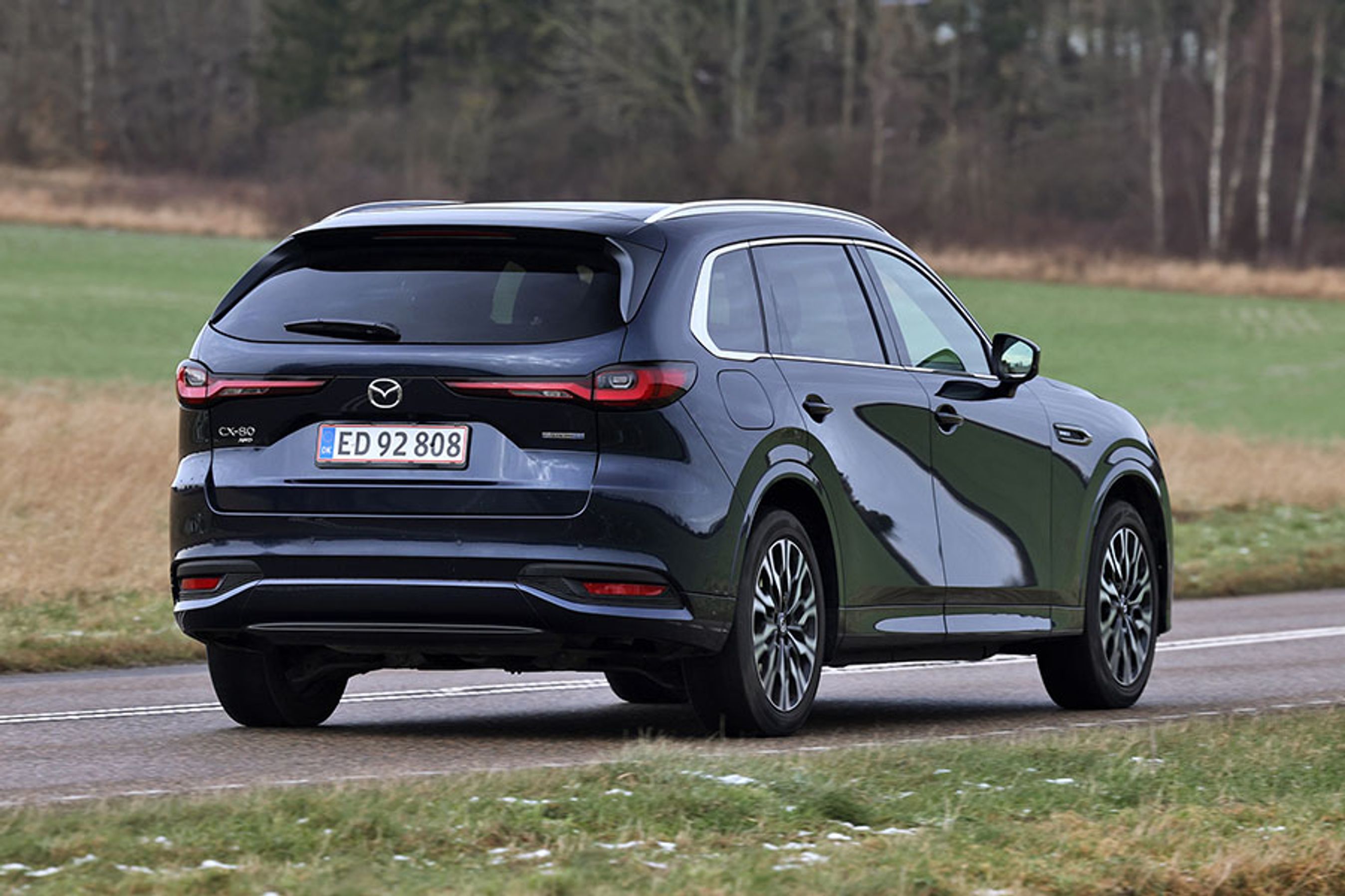 Mazda CX-80 set bagfra, mens den kører på landevej