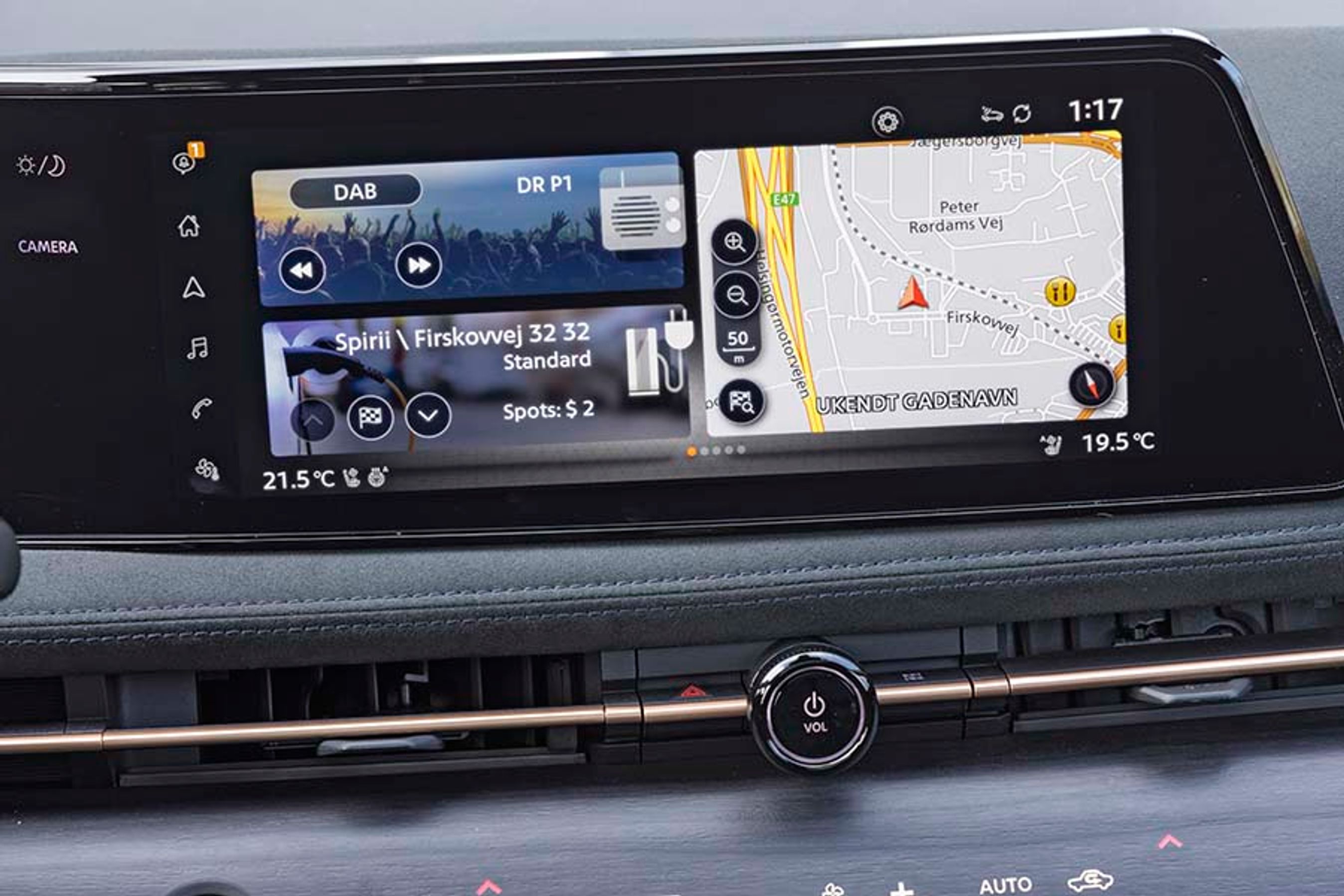 Den store skærm til højre er let at nå, og den byder bl.a. på trådløs opkobling af Apple CarPlay og Android Auto. Alle menuer er på dansk.