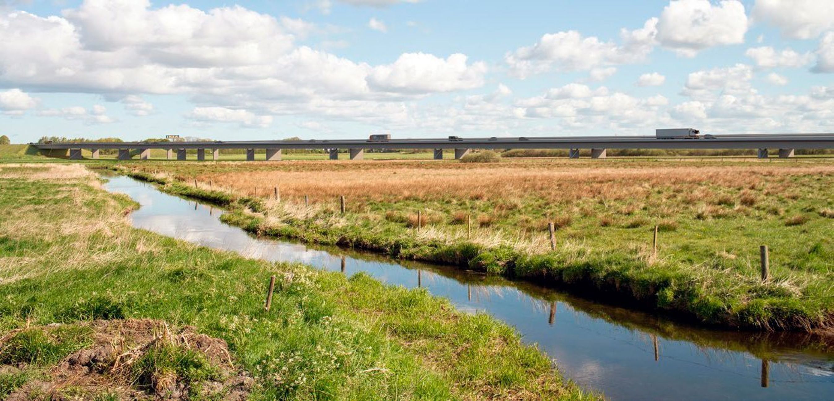 Lav bro over engområde.
