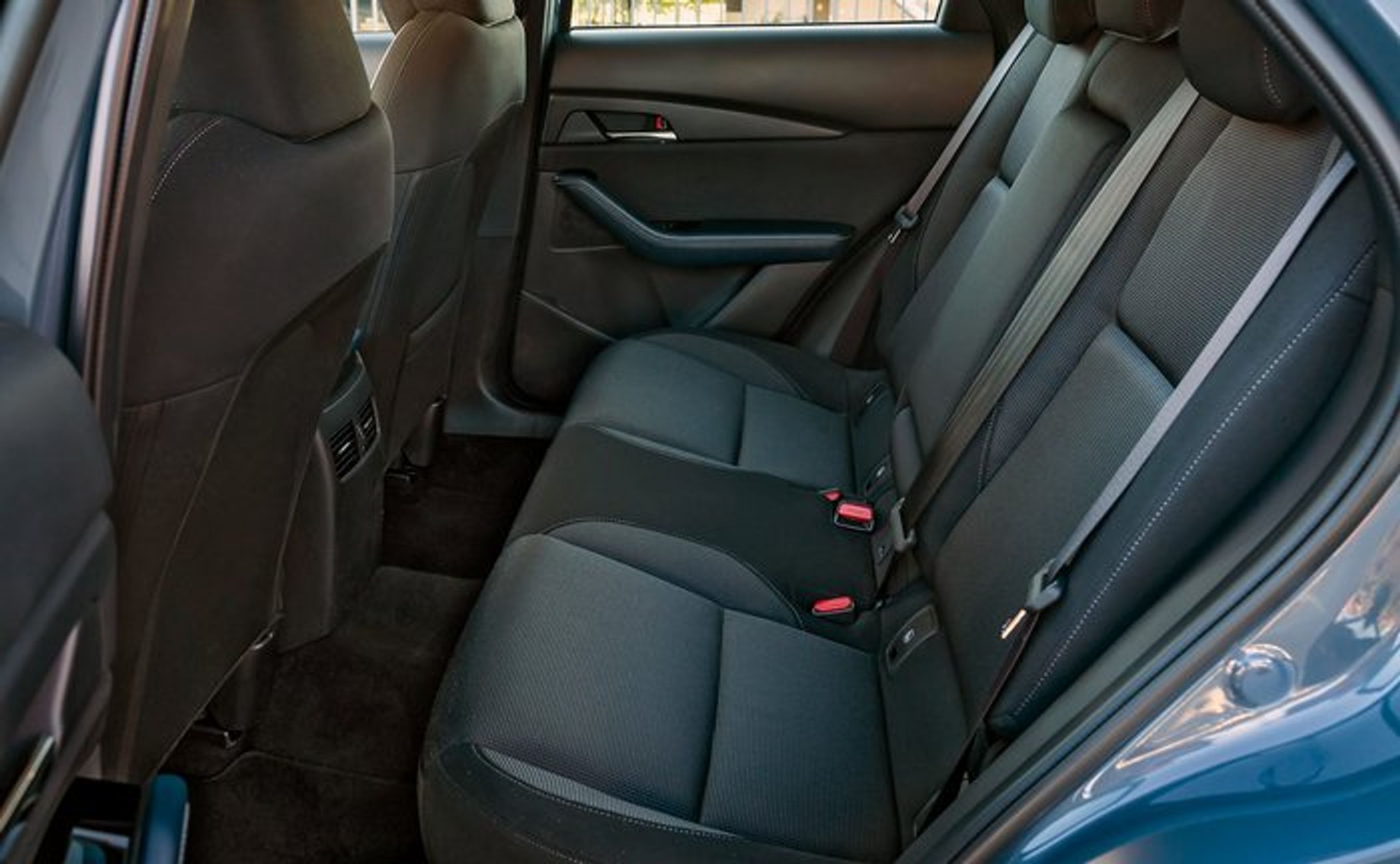 Der er rimelig plads ved bagsædet, hvor to voksne fint finder plads ved siden af hinanden. Kardantunnellen er moderat i sin højde, og der er friskluftdyser til bagsædet mellem de to forsæder.