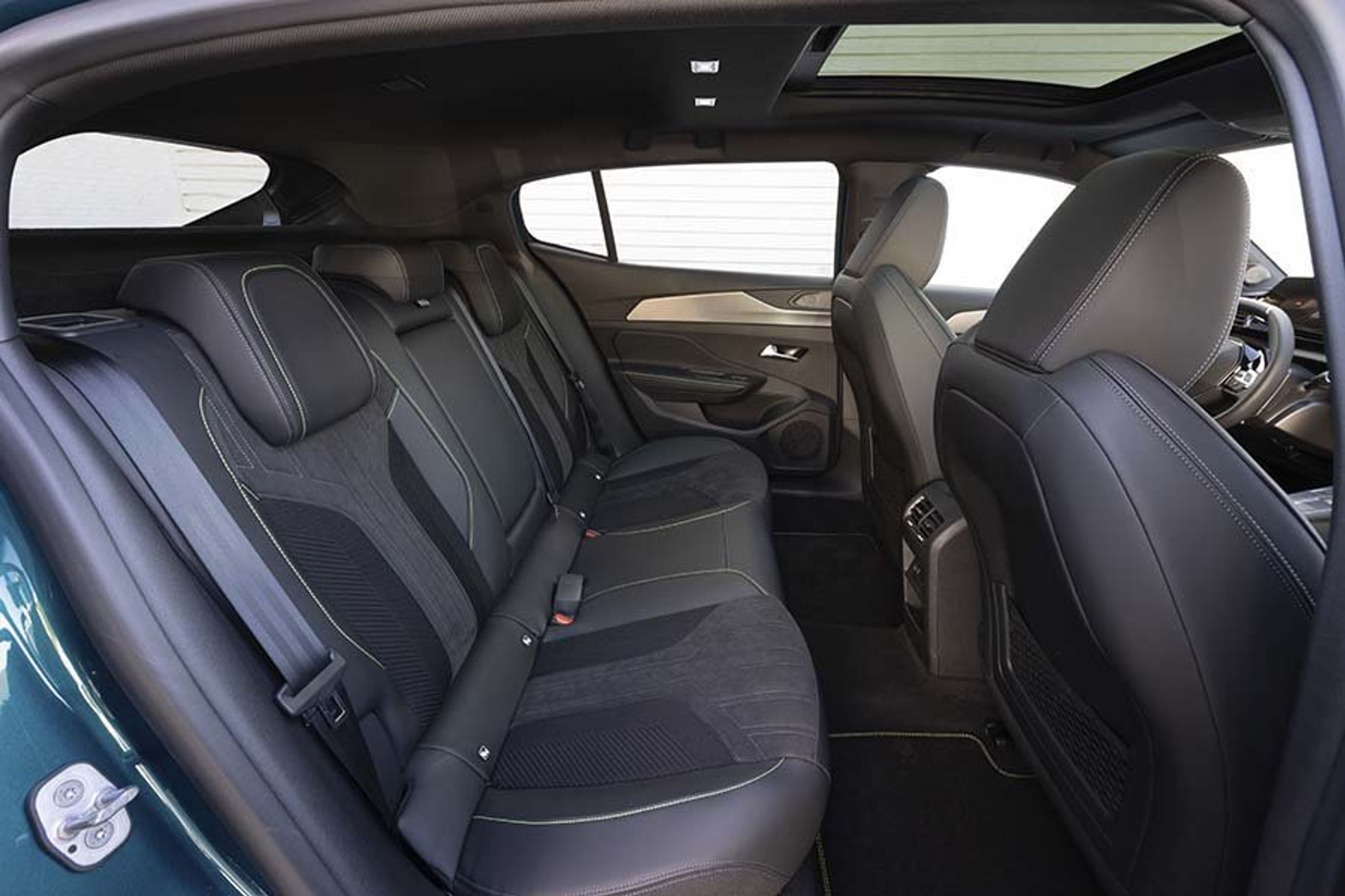 Den enorme akselafstand giver meget fine pladsforhold ved bagsædet. 