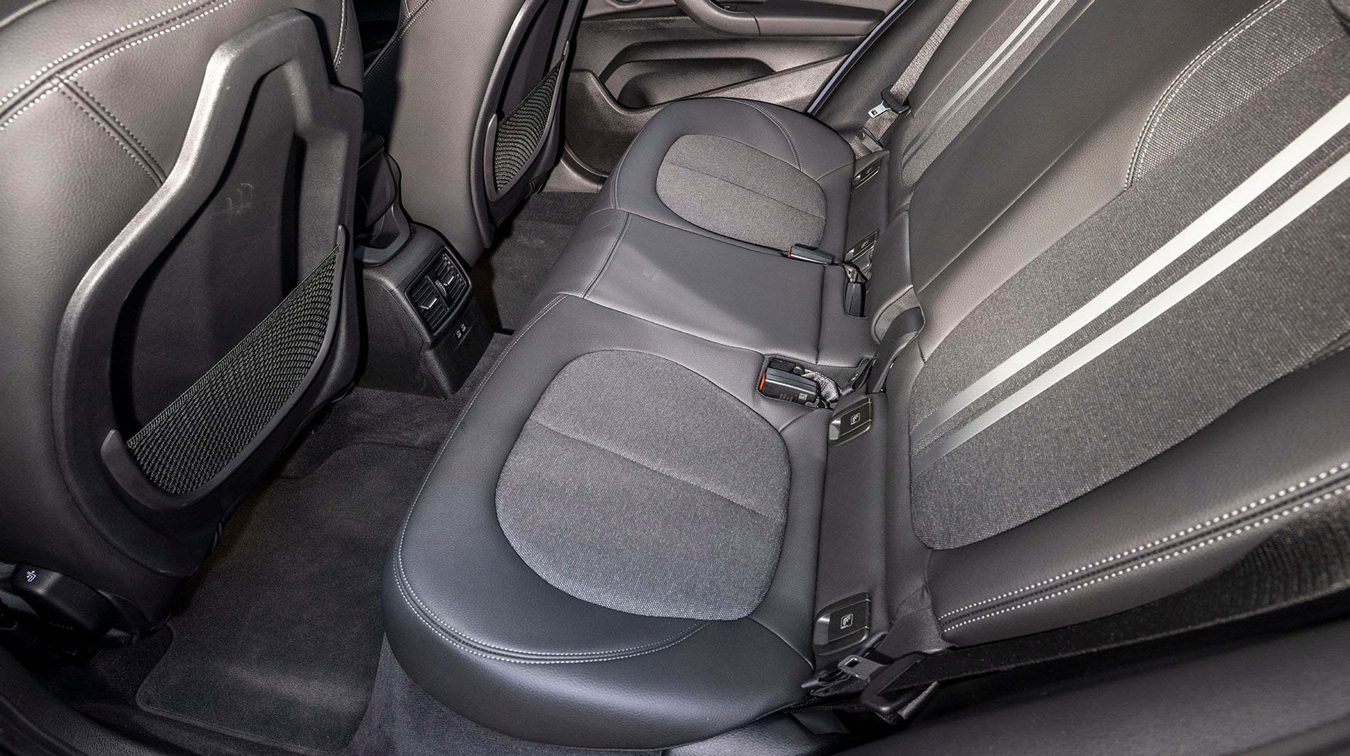 Bagsædet er præget af en ret stor midterkonsol ud for midterpladsen. Den rummer bl.a. varmekanaler til bagsædet. Der er indbyggede isofix bøjler til autostole ved de to yderpladser.