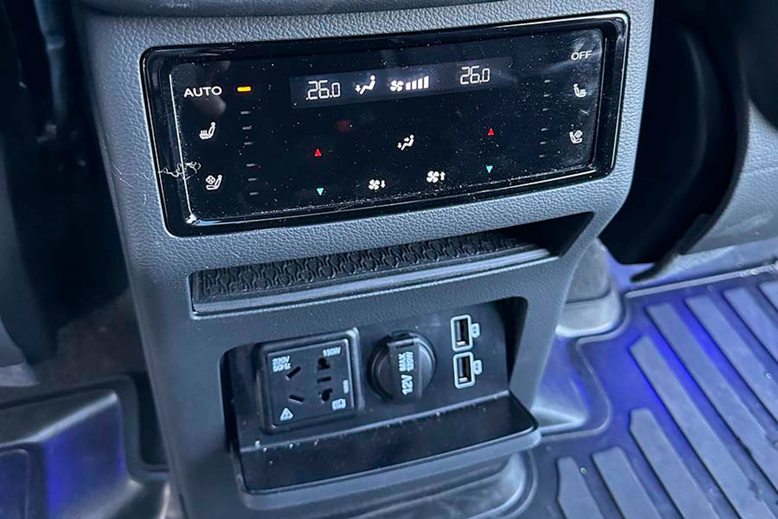 Fra bagsædet kan man justere klimaanlæggets indstillinger, og der er et hav af strømudtag.