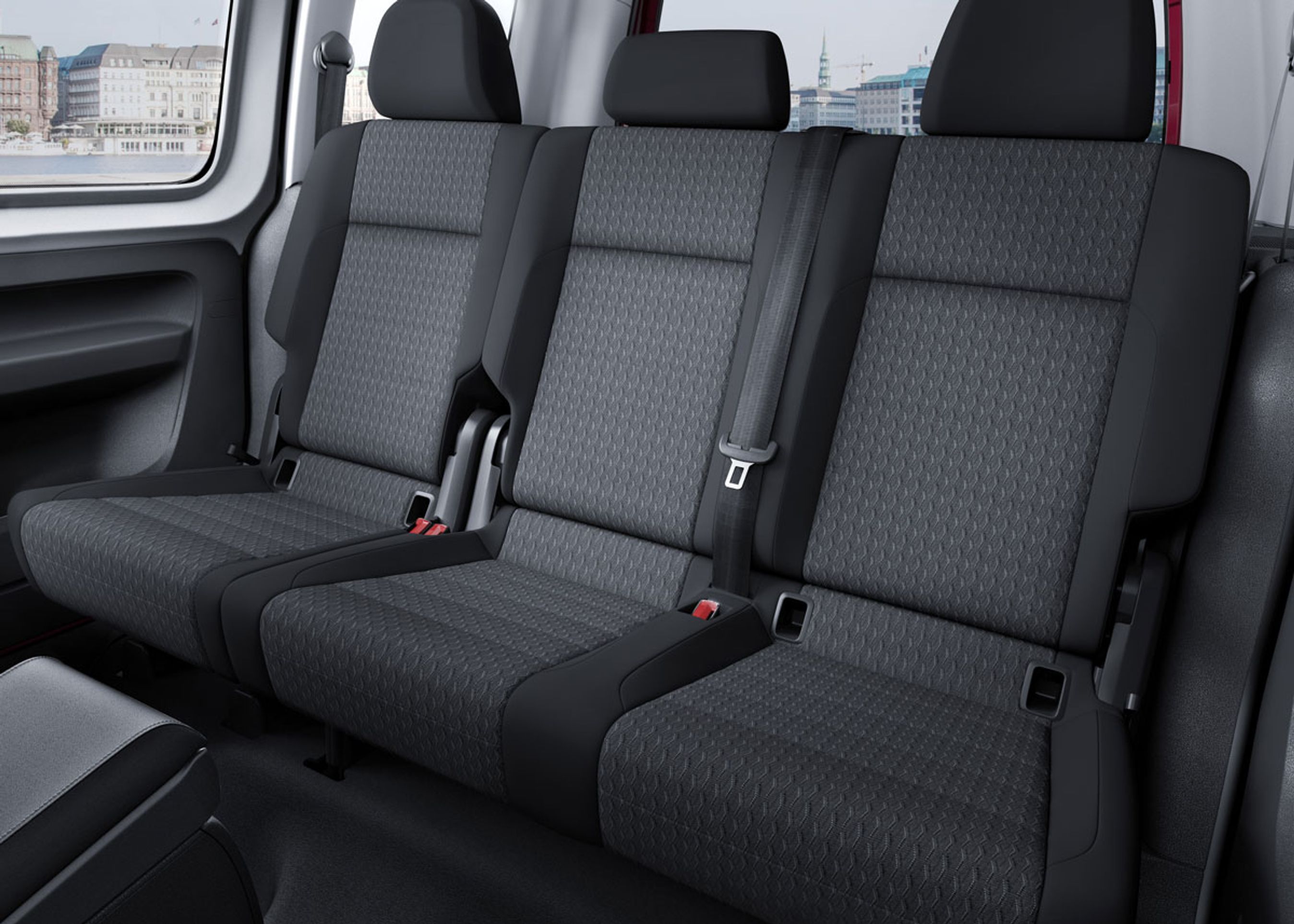 I personbiludgaven er der tre separate bagsæder.