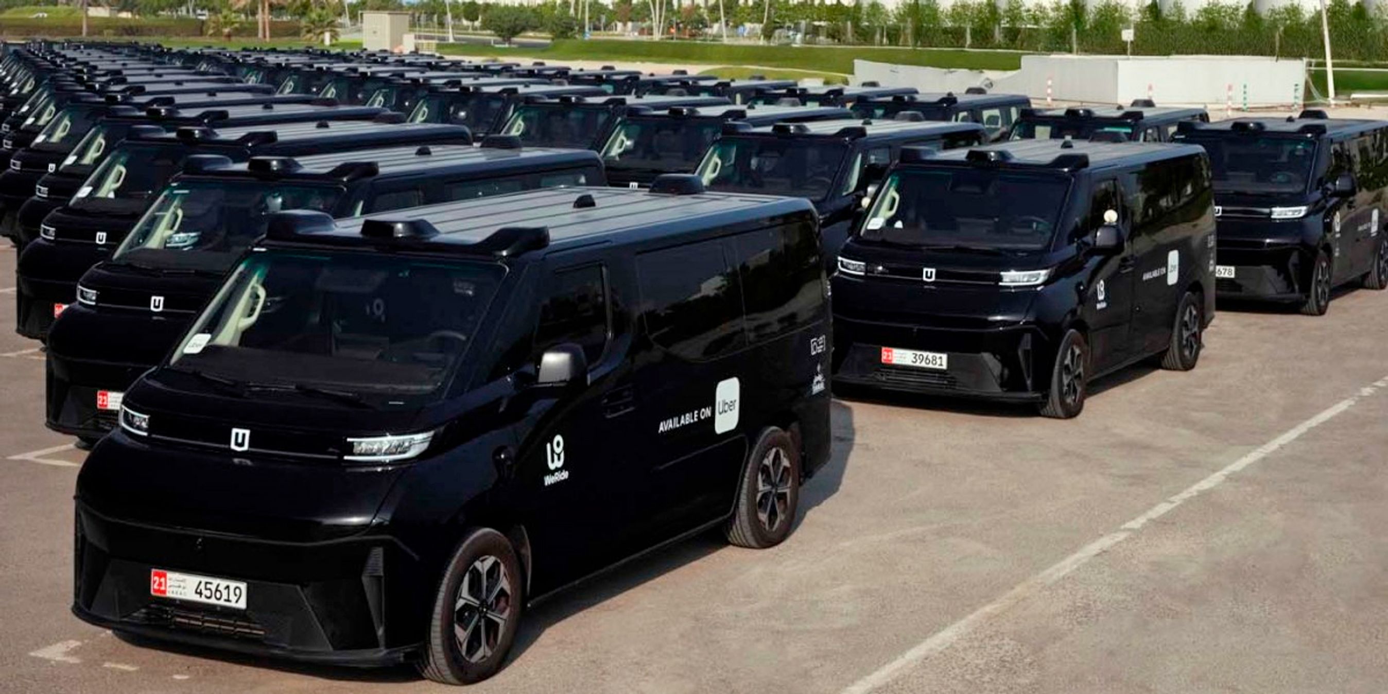 Sorte minibusser på rad og række.
