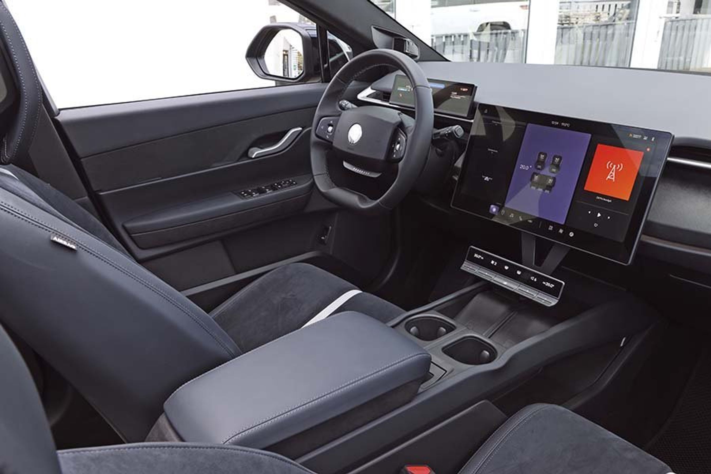 Kabinen i en Fisker Ocean elbil.