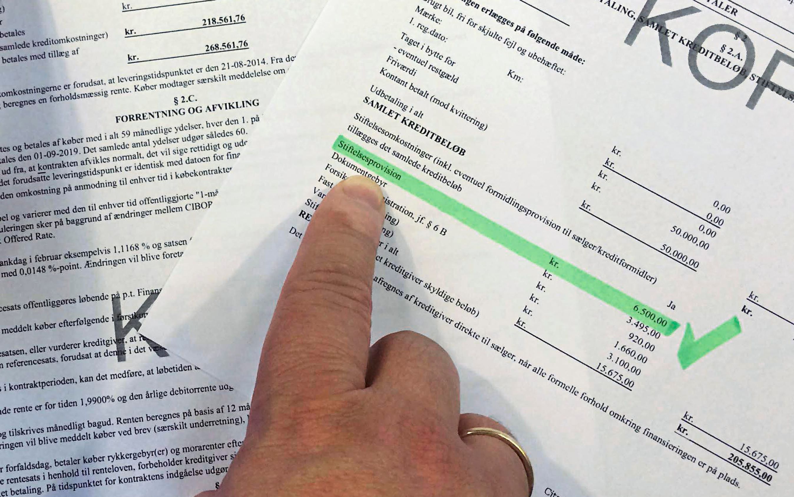 Bilforhandlere tjener i dag op til 10.000 kroner på at formidle et billån. Et beløb, der der til forhandling skriver Motor